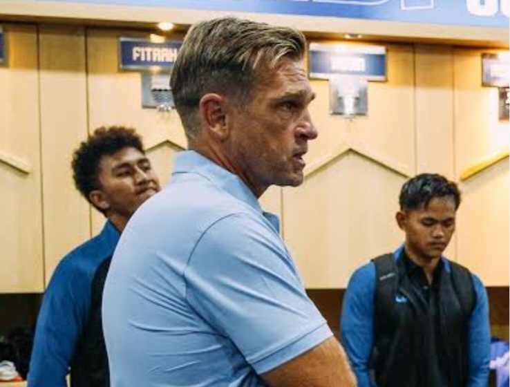 Pelatih Persib Igor Tolic saat diskusi di ruang ganti bersama skuad Persib. Foto : Ist