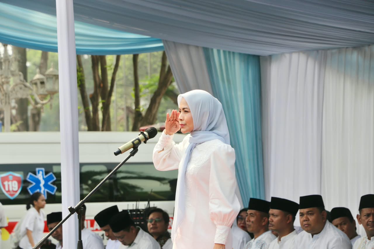 INSPEKTUR UPACARA. Bupati Serang Ratu Rachmatuzakiyah menjadi Inspektur Upacara Peringatan Hari Santri Nasional Tahun 2026 pada Kamis (22/10) di Halaman Pendopo Bupati. HUMAS PEMKAB SERANG