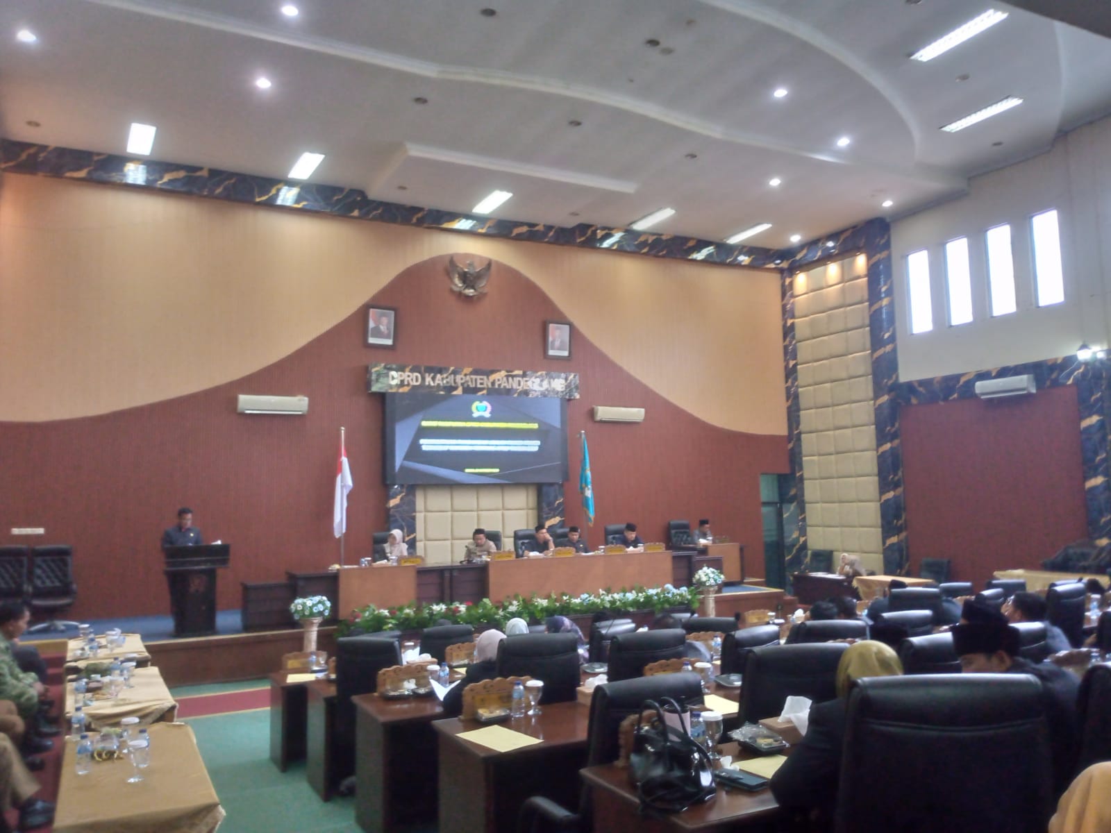 Anggota Fraksi Golkar, Andri Nurul Anwar, saat menyampaikan pandangan umum fraksi dalam rapat paripurna di DPRD Pandeglang, Senin (26/10/2026).(Ari Supriadi-tangselpos.id)