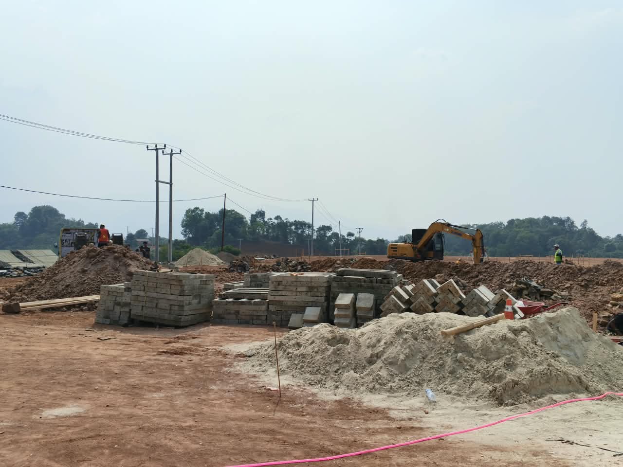 Proses pembangunan 104 hunian tetap di Kampung Cigobang, Desa Banjarsari, Kecamatan Lebakgedong, Kabupaten Lebak, Minggu (18/10/2026).(Istimewa)
