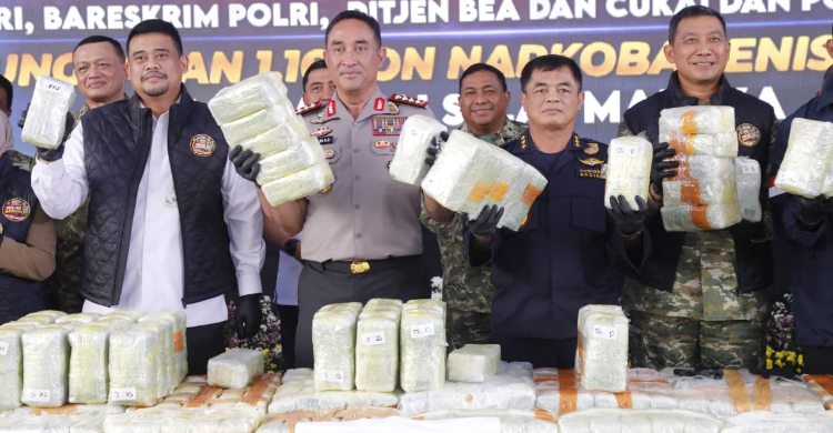 Kapolri Jenderal Polisi Suyudi Ario Seto (no 2 dari kiri) dan Gubernur Sumut Boby Nasution saat konferensi pers. Foto : Ist