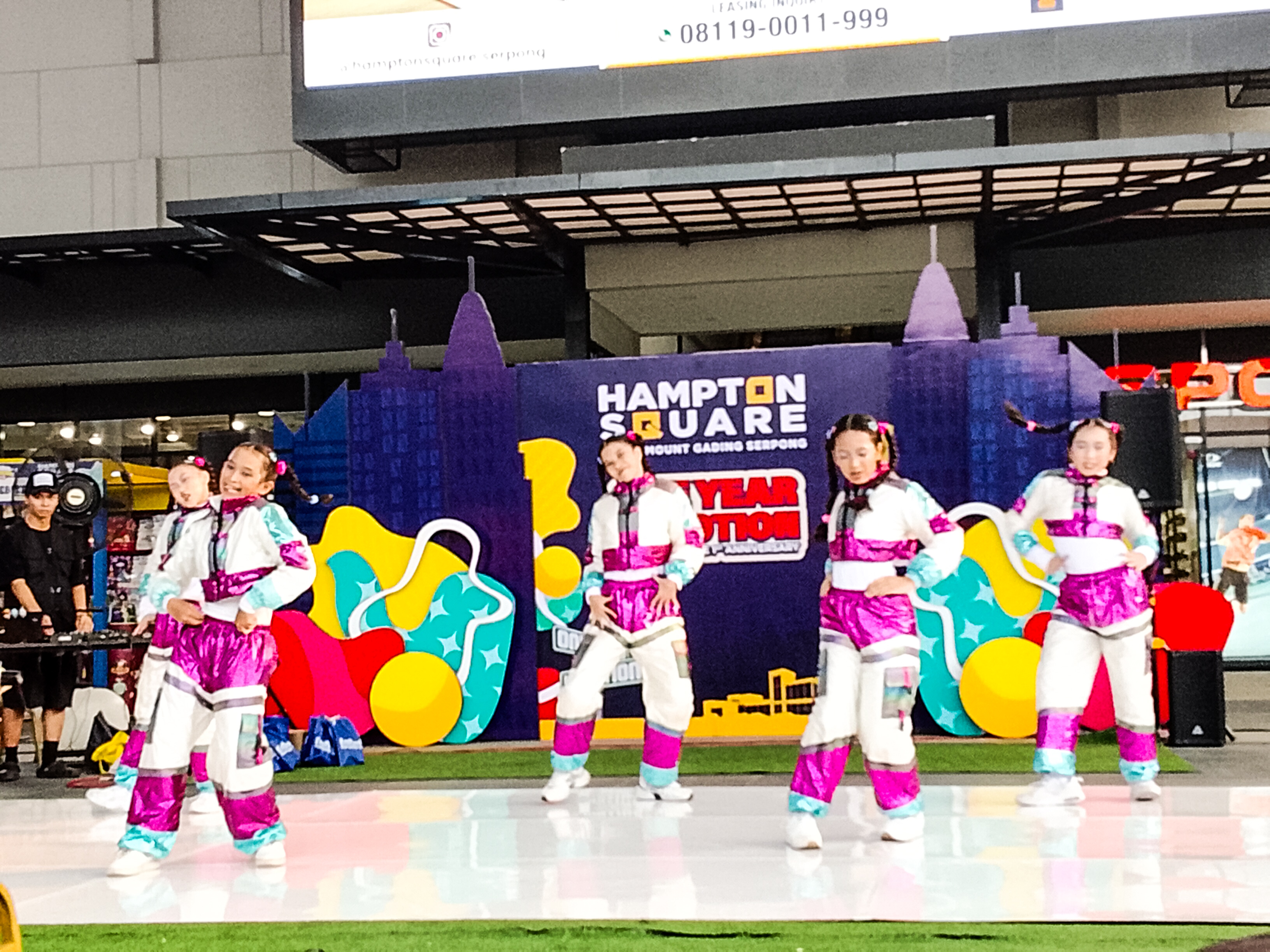 O-Two Dance School saat Showcase Battle Dance Competition di Hampton Square, Minggu (11/10/2026). (tangselpos.id/lim)