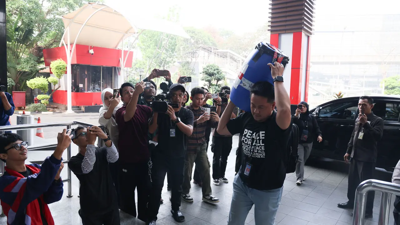 Tong biru tempat menyimpan uang Bupati Klaten ikut disita KPK..Foto : Ist