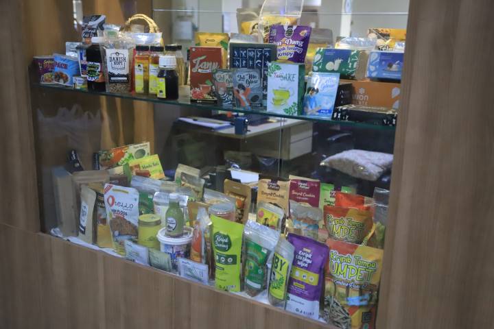 LABEL HALAL. Deretan produk terverifikasi lebel Halal dipajang di Gedung Majelis Ulama Indonesia (MUI) Kota Tangerang.