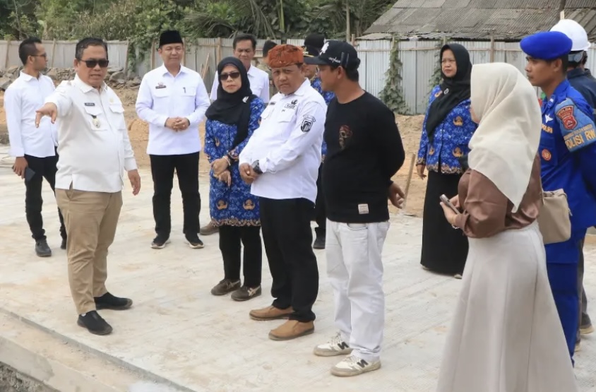 PEMBANGUNAN. Wabup Lebak Amir Hamzah sedang melihat kondisi pembangunan KNMP, di Desa Bayah Barat, Kecamatan Bayah, Kabupaten Lebak, Rabu (28/10). (DOK. PROKOPIM SETDA LEBAK)