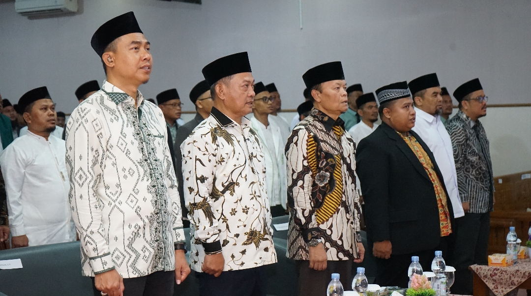 SARASEHAN ULAMA. Wakil Bupati Serang Najib Hamas pada kegiatan Sarasehan Ulama se-Banten yang digelar Yayasan Ibnu Salam–Cinangka, Kabupaten Serang di Aula Hilmi Aminuddin Nurul Fikri Boarding School pada Sabtu (17/10). HUMAS PEMKAB SERANG