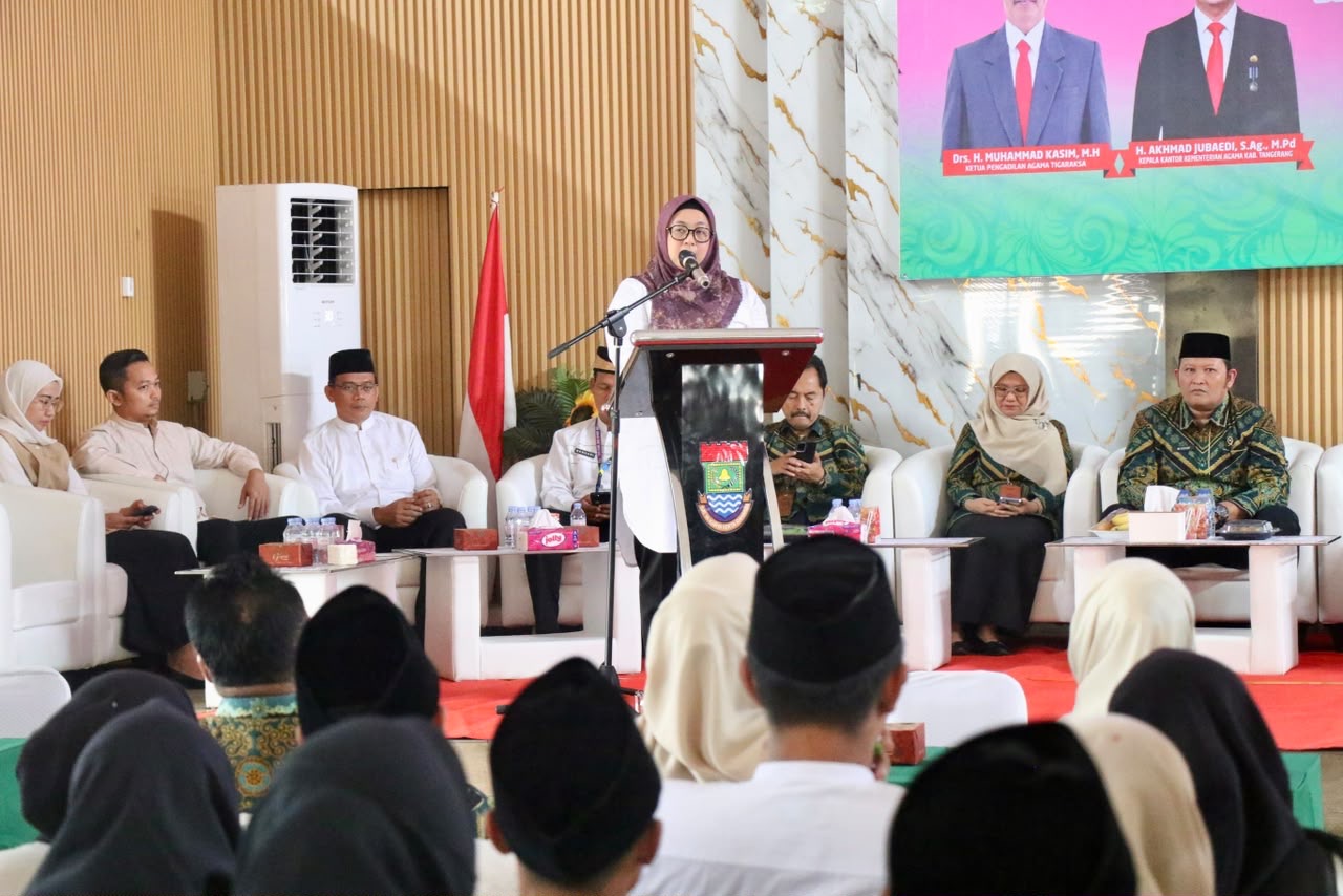 Wakil Bupati Tangerang Intan Nurul Hikmah pada acara pengesahan pernikahan melalui Sidang Isbat Nikah Terpadu di Aula Kantor Kecamatan Sukamulya, Jumat (9/10/2026). Foto : Humas Kab. Tangerang
