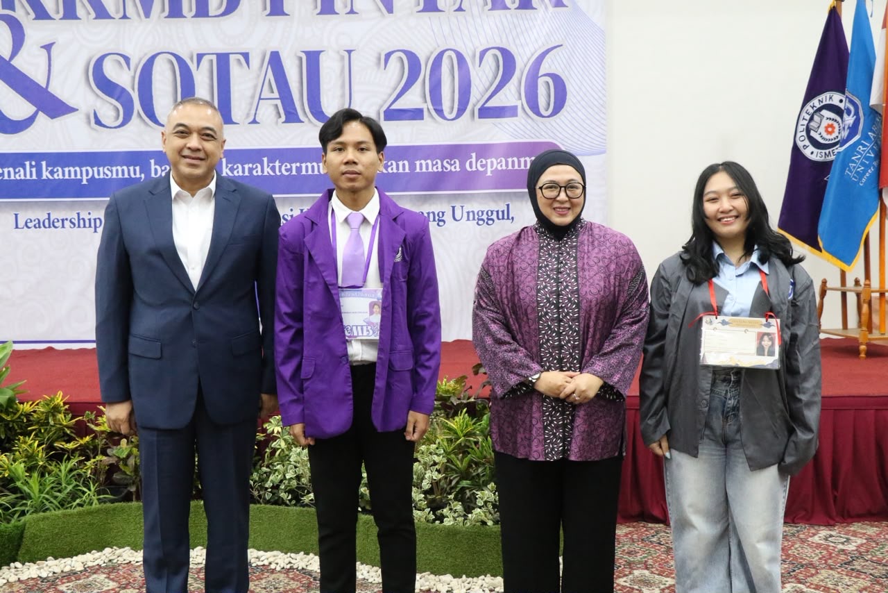 Wakil Bupati Tangerang Intan Nurul Hikmah (no 2 dari kanan) dan pendiri Politeknik Ismet Iskandar Indonesia A. Zaki Iskandar (kiri) pada acara Pengenalan Kehidupan Kampus bagi Mahasiswa Baru (PKKMB) Politeknik Ismet Iskandar Indonesia. Foto : Humas Kab. Tangerang