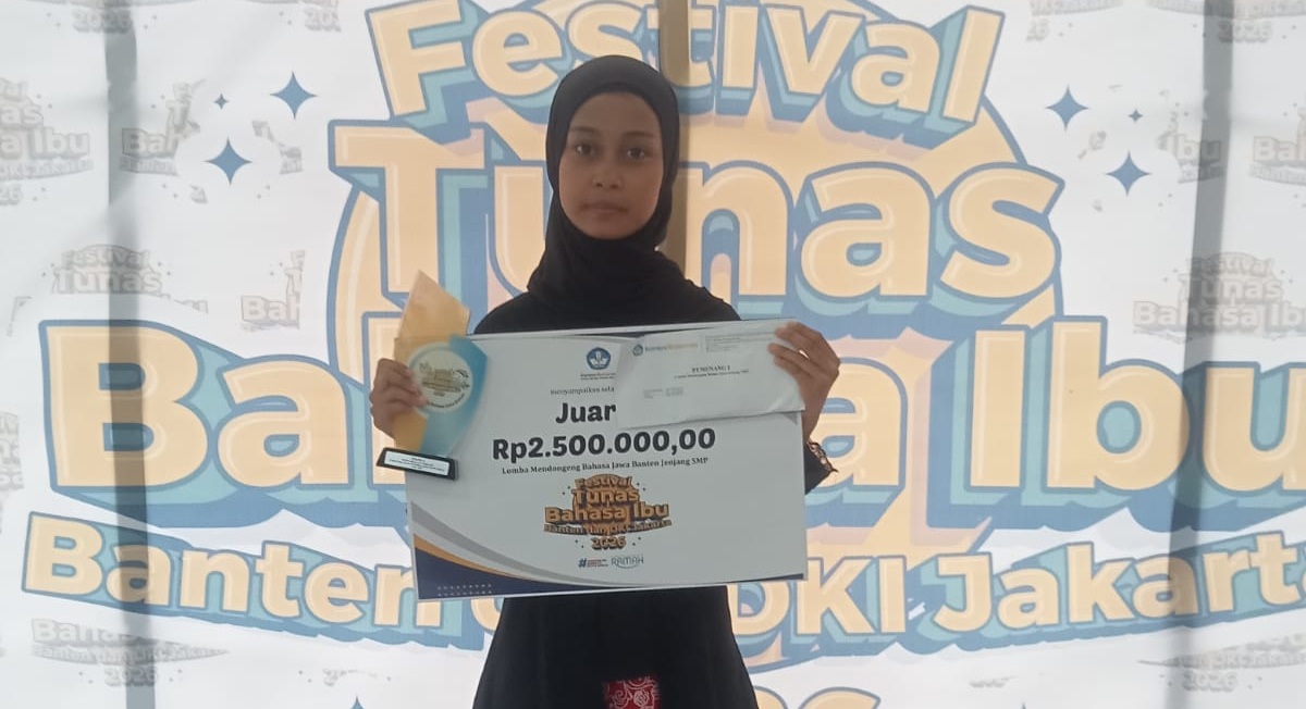 JUARA.   Rasyilla Senna Dinanti Mahani, Siswi kelas tujuh SMPN 1 Kota Serang berhasil menjadi juara di ajang Festival Tunas Bahasa Ibu (FTBI) tingkat Provinsi Banten 2026 yang diselenggarakan Kantor Bahasa Provinsi Banten di Gedung Balai Penjaminan Mutu Pendidikan Banten, pada Selasa (6/10). ARIF HAMDI/TANGSEL POS