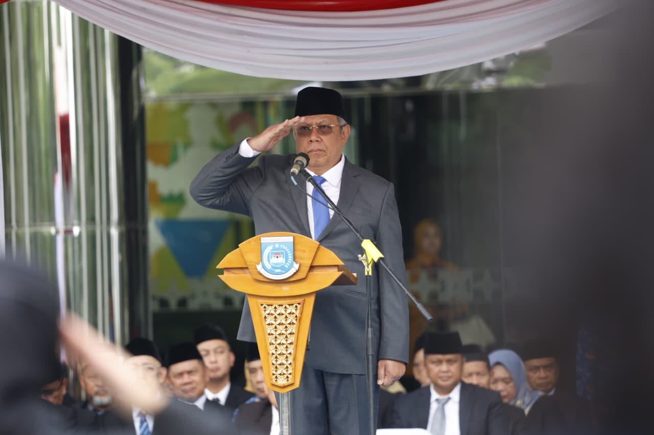 PEMUDA. Wali Kota Tangsel, Benyamin Davnie saat menjadi pembina upacara peringatan Hari Sumpah Pemuda di Puspemkot Tangsel