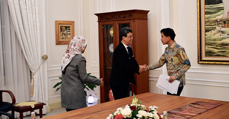 Wakil Presiden (Wapres) Gibran Rakabuming menerima kunjungan Ketua Yayasan Pendidikan Widya Bakti Teguh Wijono Budi Prasejitio dan Rektor Universitas Teknologi Digital Indonesia (UTDI) Sri Redjeki. Foto: Ist