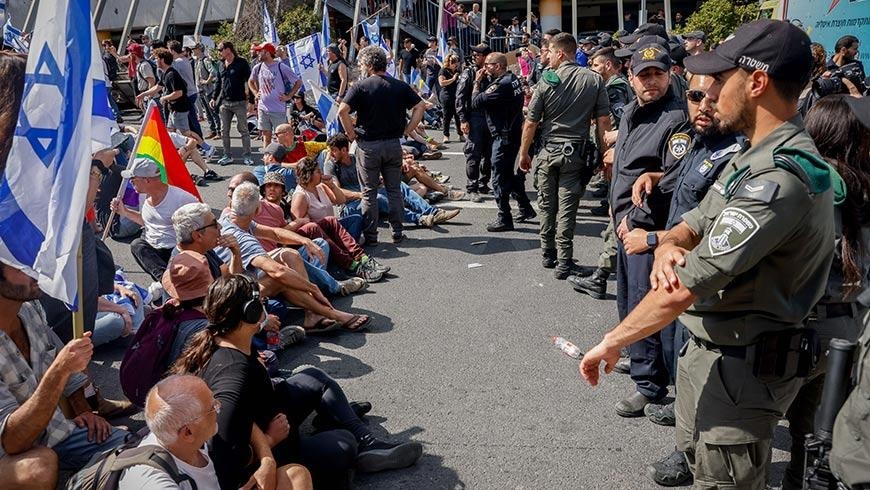 Demonstran memblokir jalan dalam aksi menuntut pembentukan pemerintahan bersama partai Yahudi dan Arab di Tel Aviv. Foto : Ist