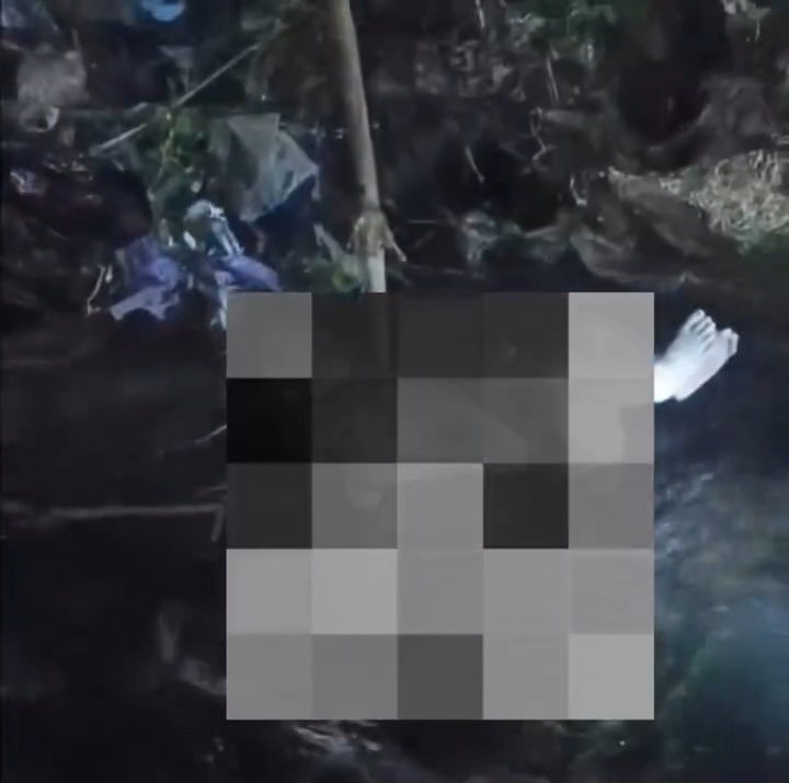 MAYAT BAYI. Warga Kampung Cangketek, Desa Pasirnangka, Kecamatan Muncang, Kabupaten Lebak, digegerkan dengan penemuan mayat bayi laki-laki yang mengambang di aliran Sungai Ciminyak, Senin (12/10) malam. (DOK. WARGA)