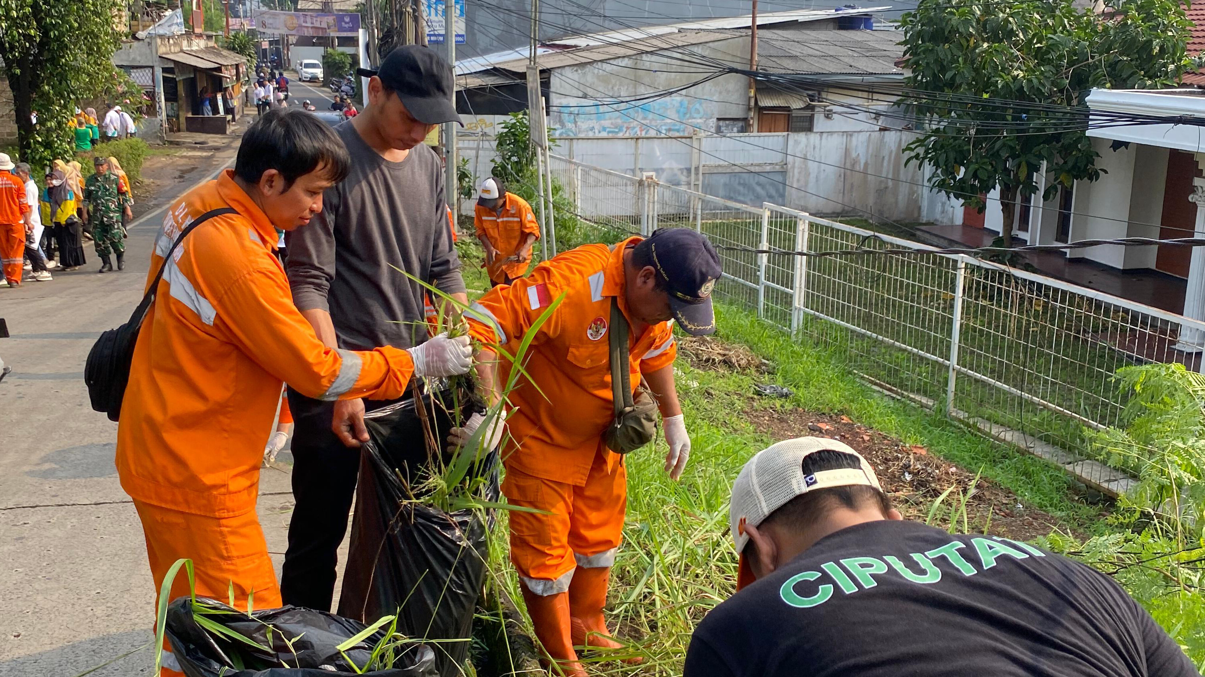 Warga kompak rayakan World Clean Up Day 2025 di Ciputat, Sabtu (27/9/2025). (Ist)