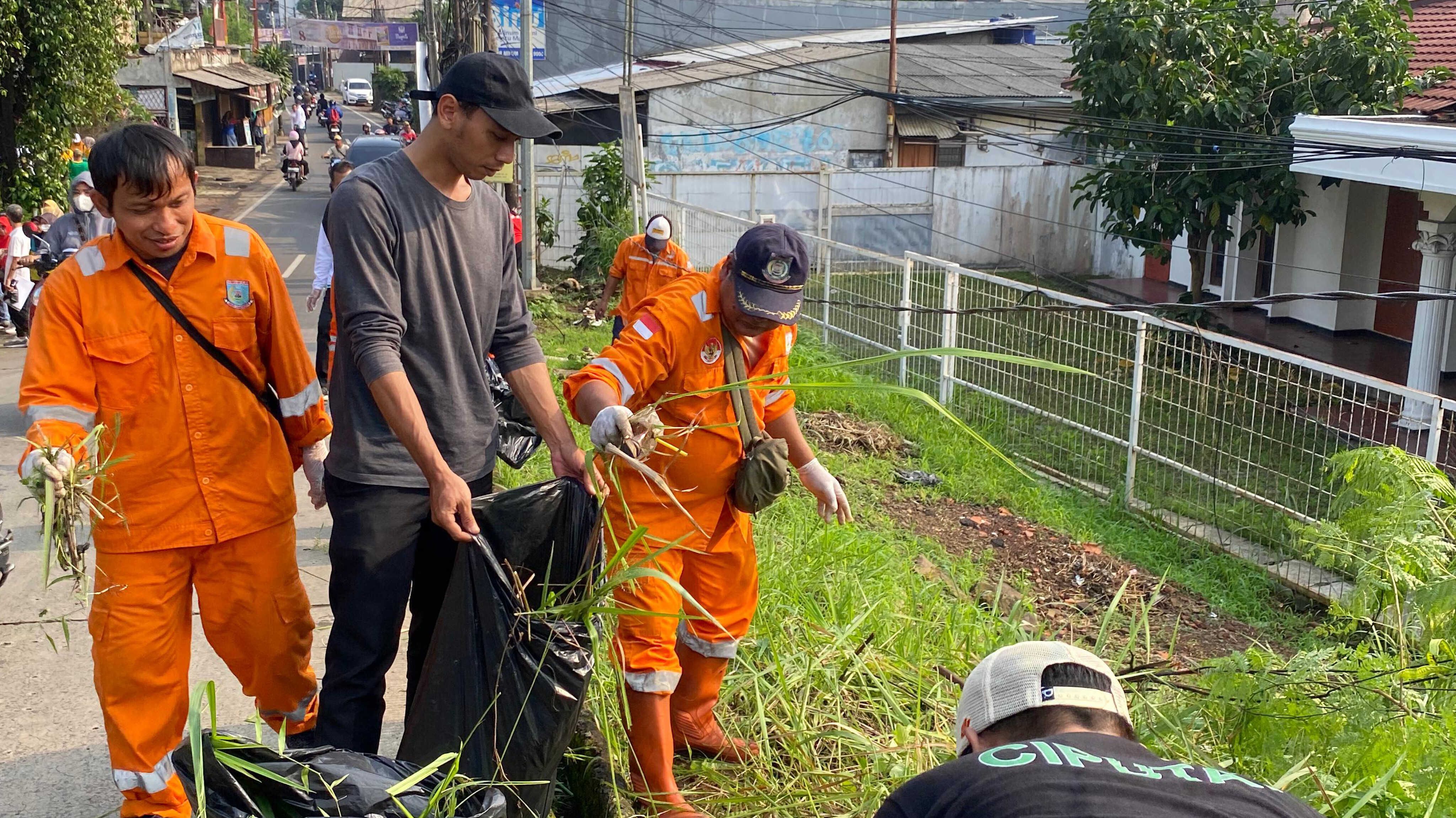 Warga kompak rayakan World Clean Up Day 2025 di Ciputat, Sabtu (27/9/2025). (Ist)
