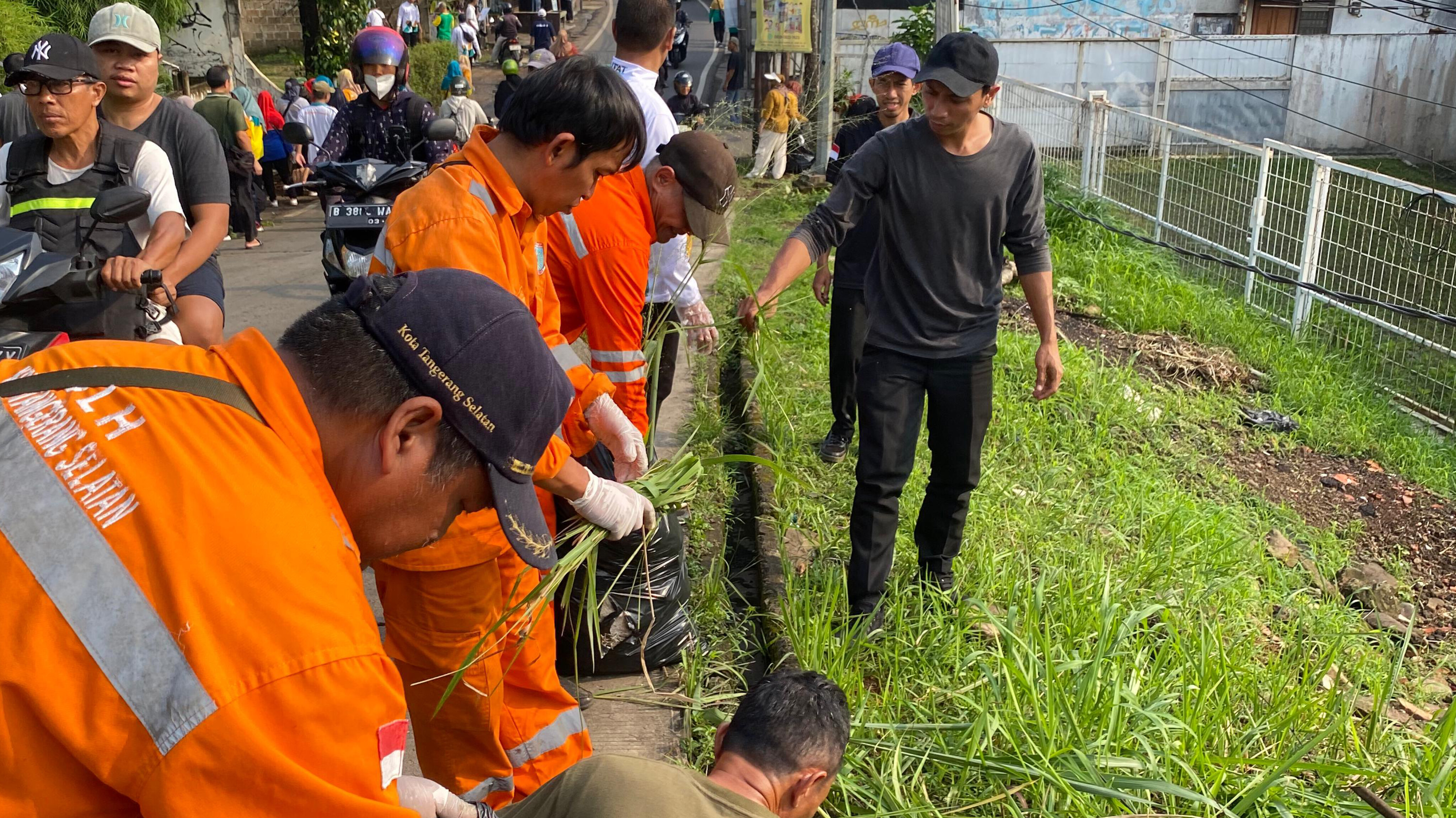 Warga kompak rayakan World Clean Up Day 2025 di Ciputat, Sabtu (27/9/2025). (Ist)
