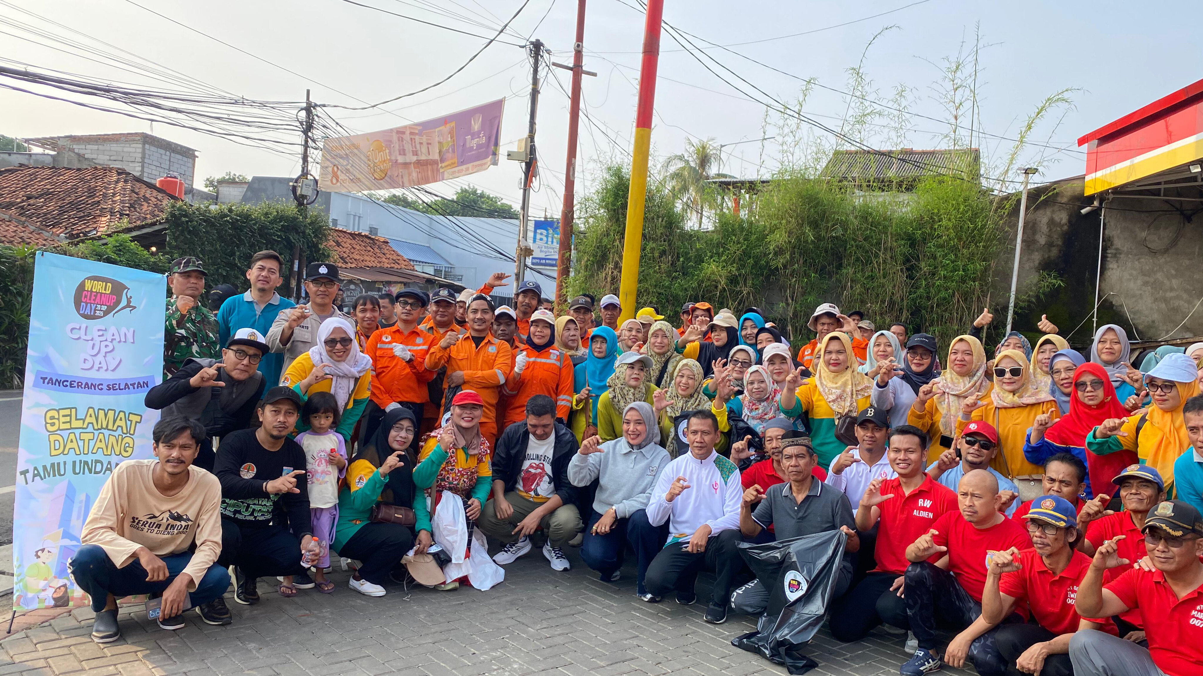 Warga kompak rayakan World Clean Up Day 2025 di Ciputat, Sabtu (27/9/2025). (Ist)