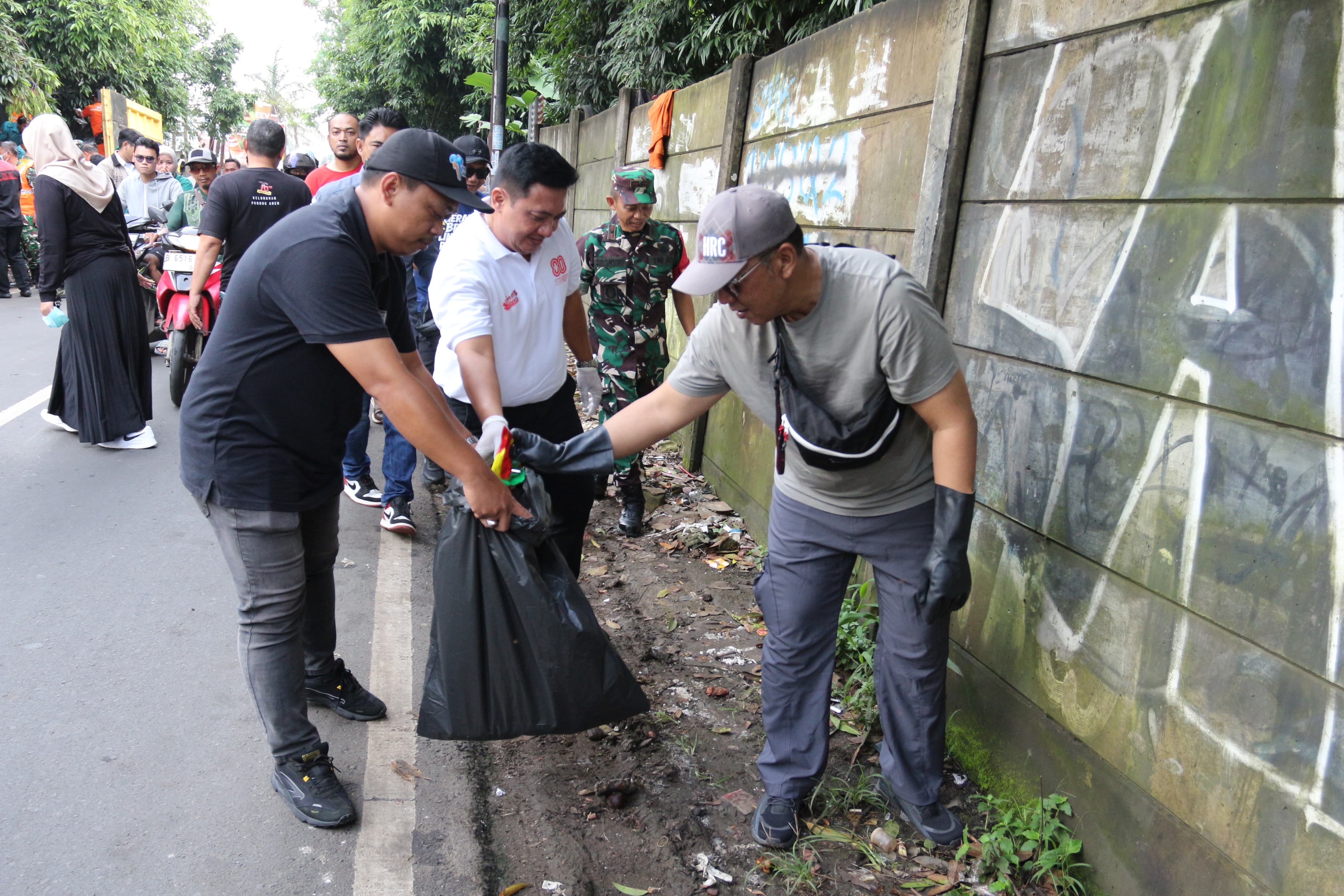 Sekretaris Daerah (Sekda) Kota Tangsel, Bambang Noertjahjo memimpin pasukan gotong royong memungut dan membersihkan sampah di wilayah Pondok Aren, Rabu (4/2). (tangselpos.id/rmn)