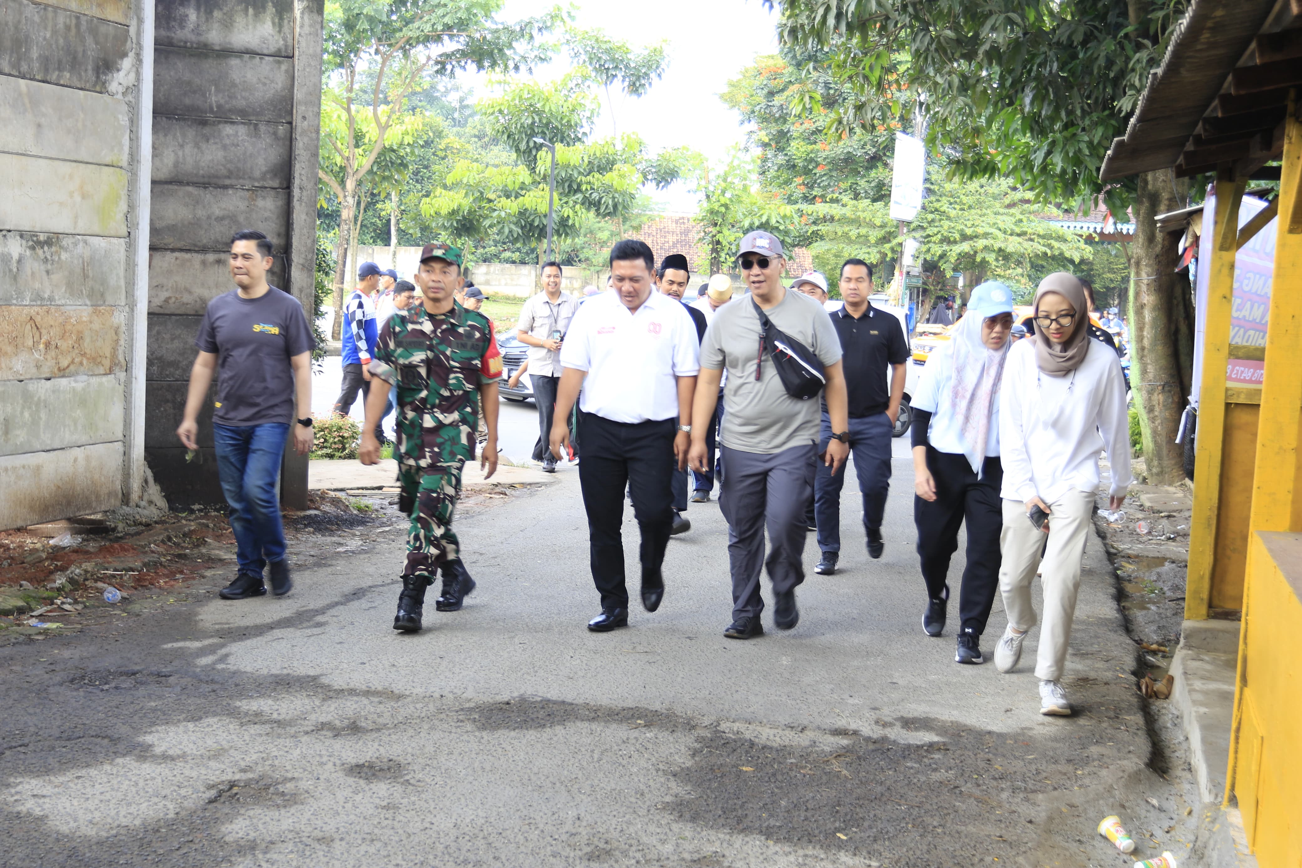 Sekretaris Daerah (Sekda) Kota Tangsel, Bambang Noertjahjo memimpin pasukan gotong royong memungut dan membersihkan sampah di wilayah Pondok Aren, Rabu (4/2). (tangselpos.id/rmn)