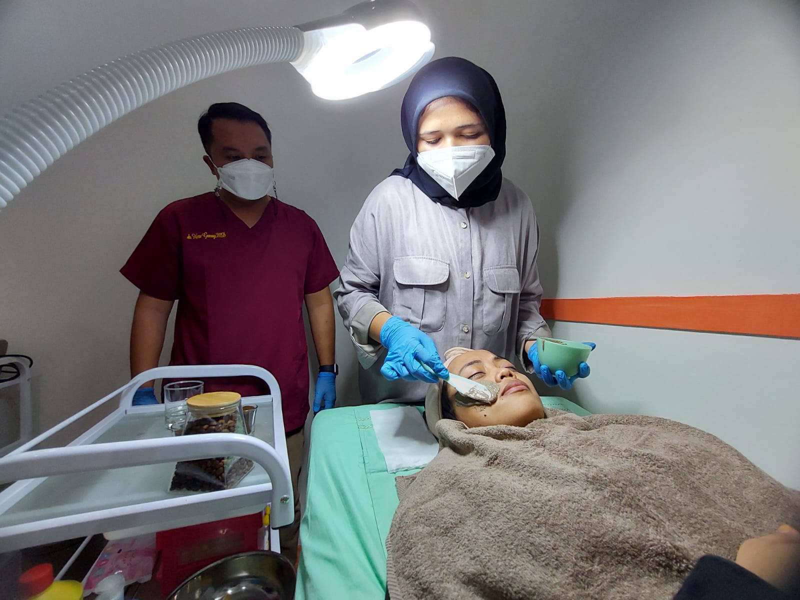 Perawatan kecantikan berbahan dasar kopi di Beauty Lo Coffee. (tangselpos.id/rmn)