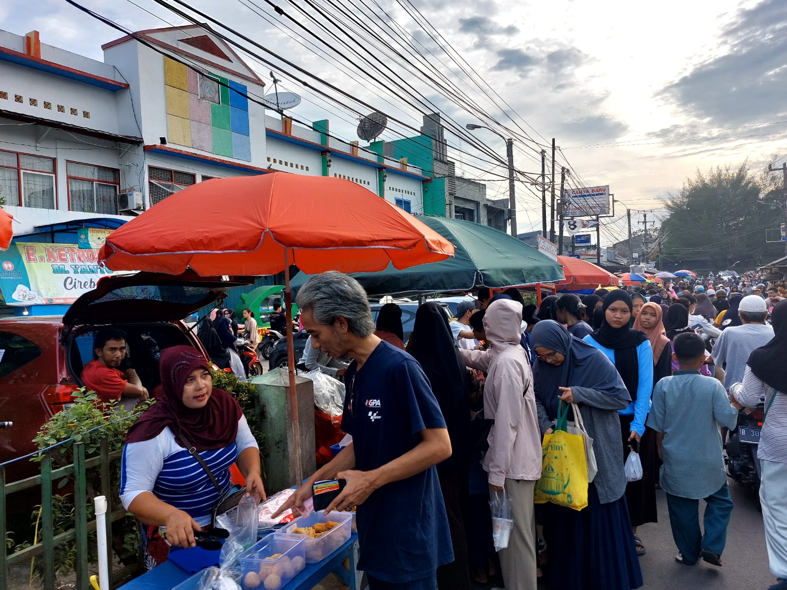 Berburu takjil di Jalan Ganesha Raya, Pamulang, Tangsel, Selasa (12/03/2024). (tangselpos.id/rmn)