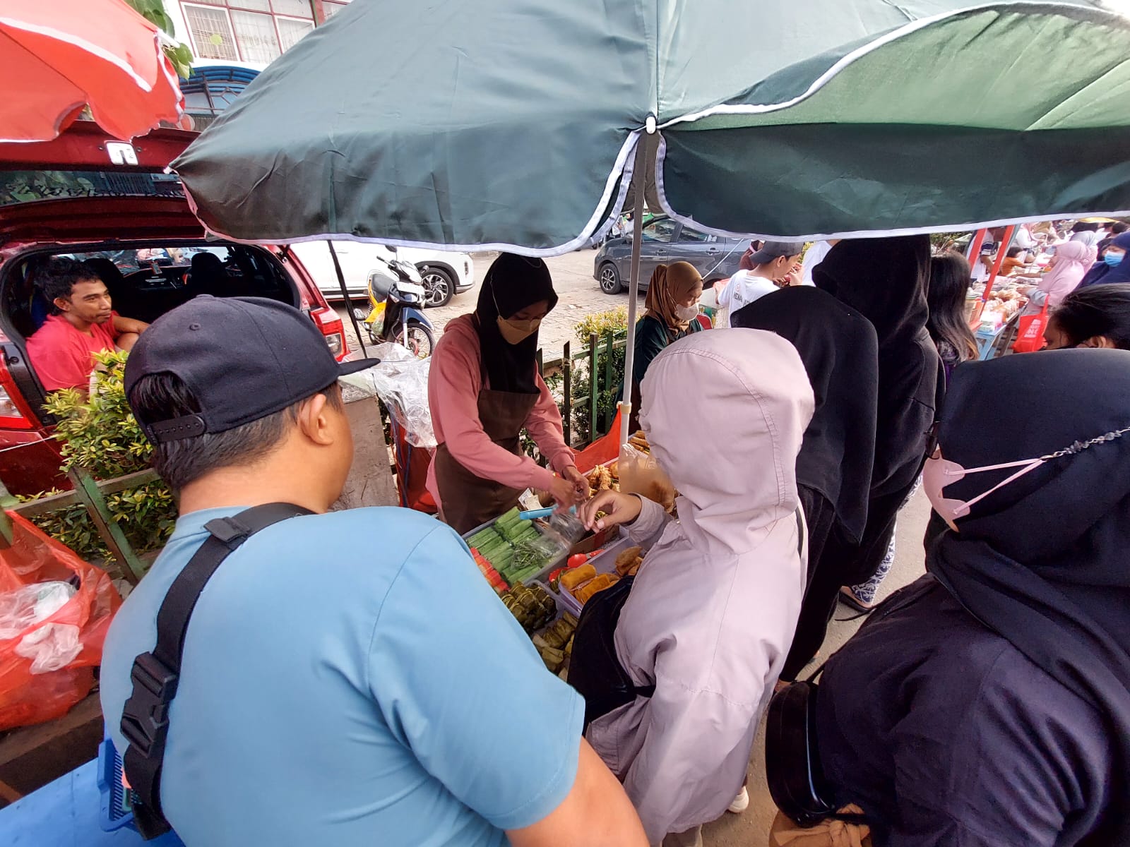 Berburu takjil di Jalan Ganesha Raya, Pamulang, Tangsel, Selasa (12/03/2024). (tangselpos.id/rmn)