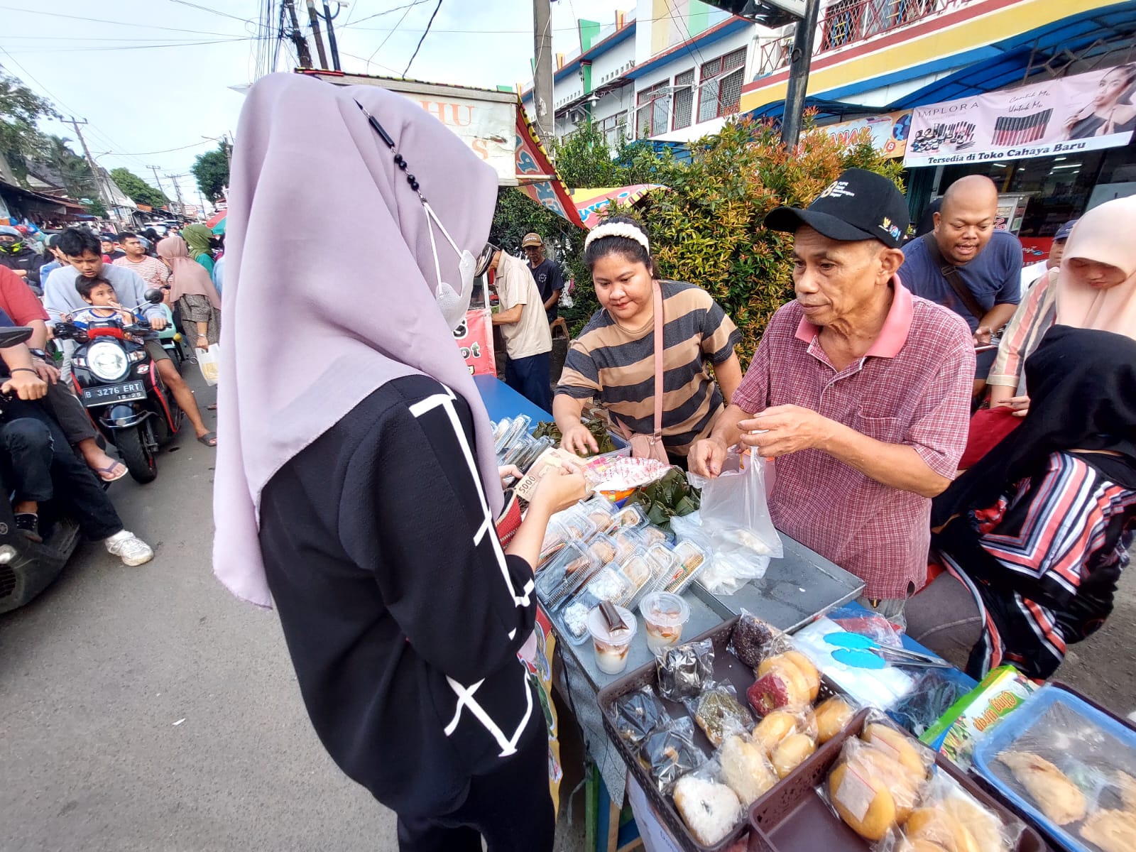 Berburu takjil di Jalan Ganesha Raya, Pamulang, Tangsel, Selasa (12/03/2024). (tangselpos.id/rmn)