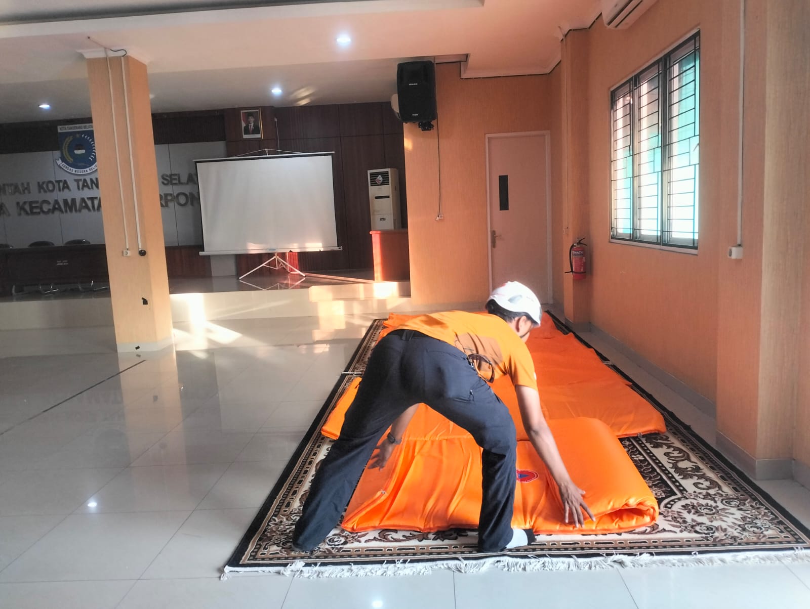 PBD Kota Tangsel menyalurkan puluhan paket bantuan bagi korban kebakaran Asrama Polisi Polsek Serpong di Kelurahan Cilenggang, Rabu (3/9). (tangselpos.id/rmn)