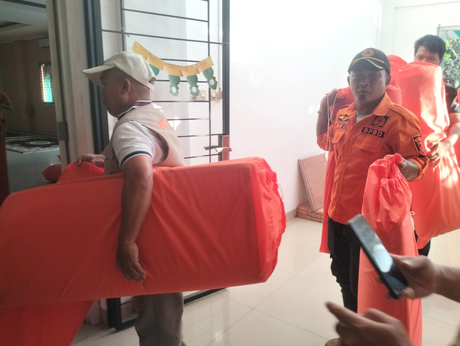 PBD Kota Tangsel menyalurkan puluhan paket bantuan bagi korban kebakaran Asrama Polisi Polsek Serpong di Kelurahan Cilenggang, Rabu (3/9). (tangselpos.id/rmn)