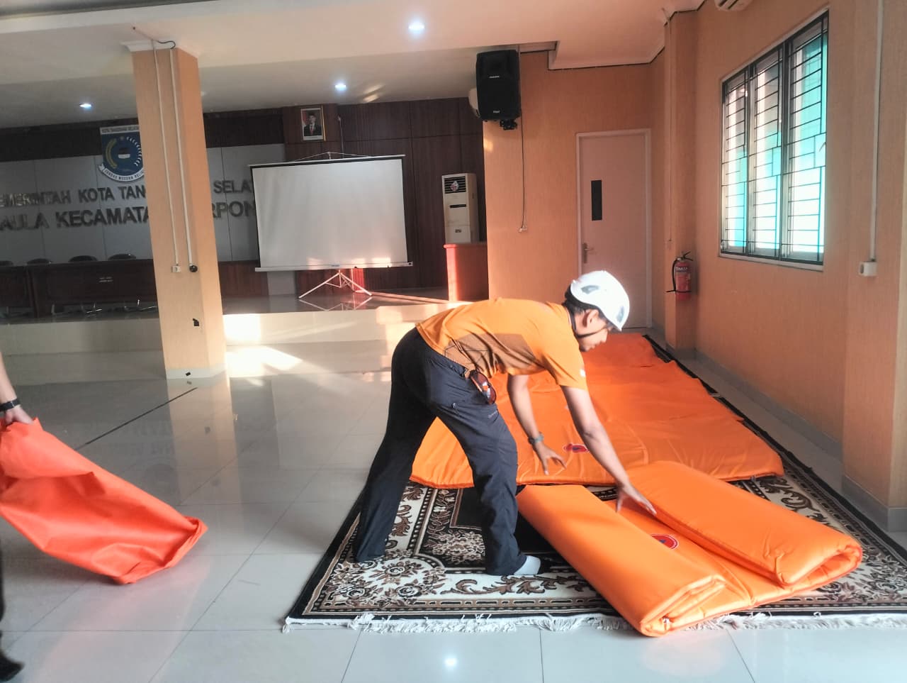 PBD Kota Tangsel menyalurkan puluhan paket bantuan bagi korban kebakaran Asrama Polisi Polsek Serpong di Kelurahan Cilenggang, Rabu (3/9). (tangselpos.id/rmn)