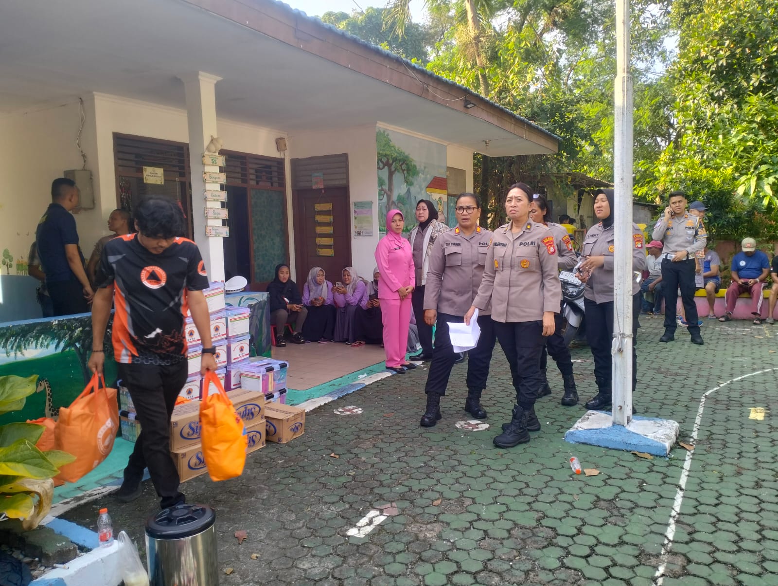 PBD Kota Tangsel menyalurkan puluhan paket bantuan bagi korban kebakaran Asrama Polisi Polsek Serpong di Kelurahan Cilenggang, Rabu (3/9). (tangselpos.id/rmn)