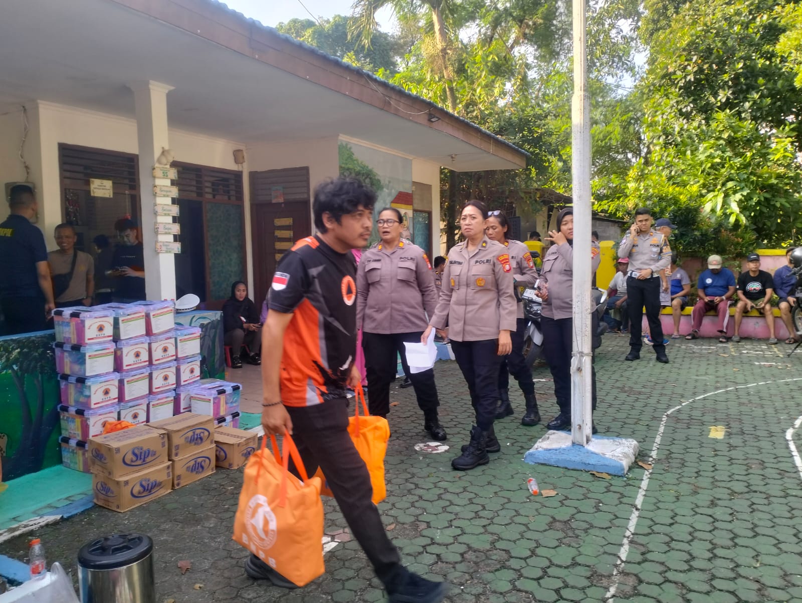 PBD Kota Tangsel menyalurkan puluhan paket bantuan bagi korban kebakaran Asrama Polisi Polsek Serpong di Kelurahan Cilenggang, Rabu (3/9). (tangselpos.id/rmn)