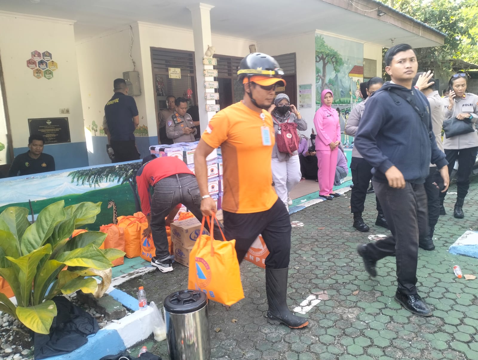 PBD Kota Tangsel menyalurkan puluhan paket bantuan bagi korban kebakaran Asrama Polisi Polsek Serpong di Kelurahan Cilenggang, Rabu (3/9). (tangselpos.id/rmn)
