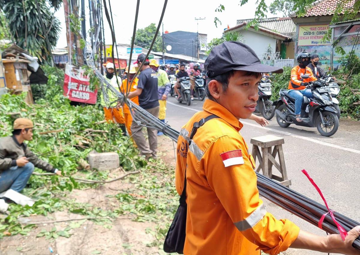 DLH Tangsel dan Pesapon Korwil Ciputat membersihkan pohon yang tumbang akibat hujan angin kemarin. (tangselpos.id/ist)