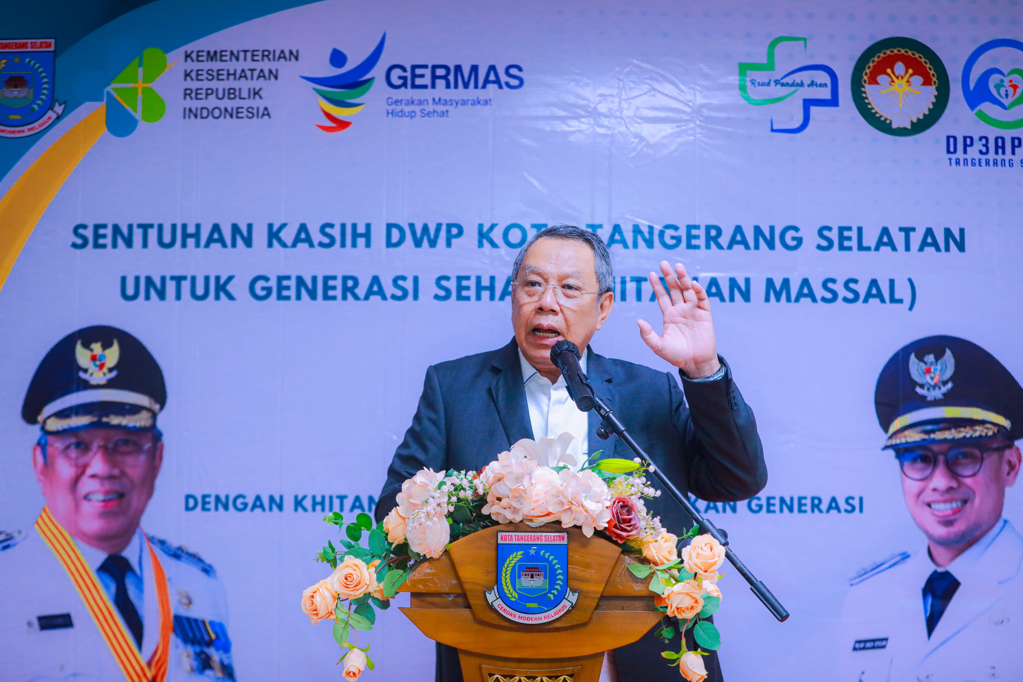 Wali Kota Tangsel, Benyamin Davnie, menghadiri kegiatan sunatan massal di Rumah Sakit Umum (RSU) Pondok Aren, Kamis (19/6). (tangselpos.id/irm)