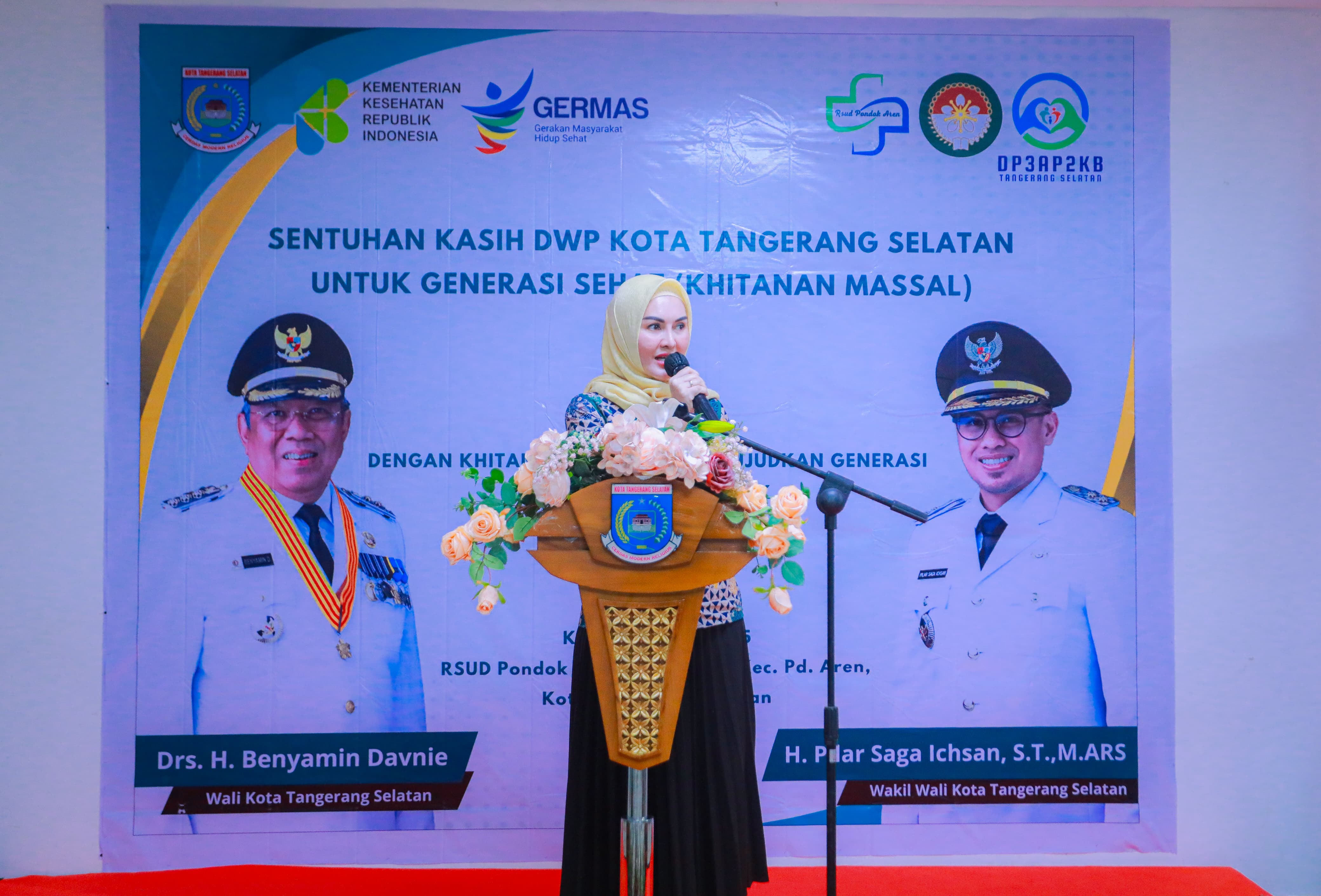 Wali Kota Tangsel, Benyamin Davnie, menghadiri kegiatan sunatan massal di Rumah Sakit Umum (RSU) Pondok Aren, Kamis (19/6). (tangselpos.id/irm)
