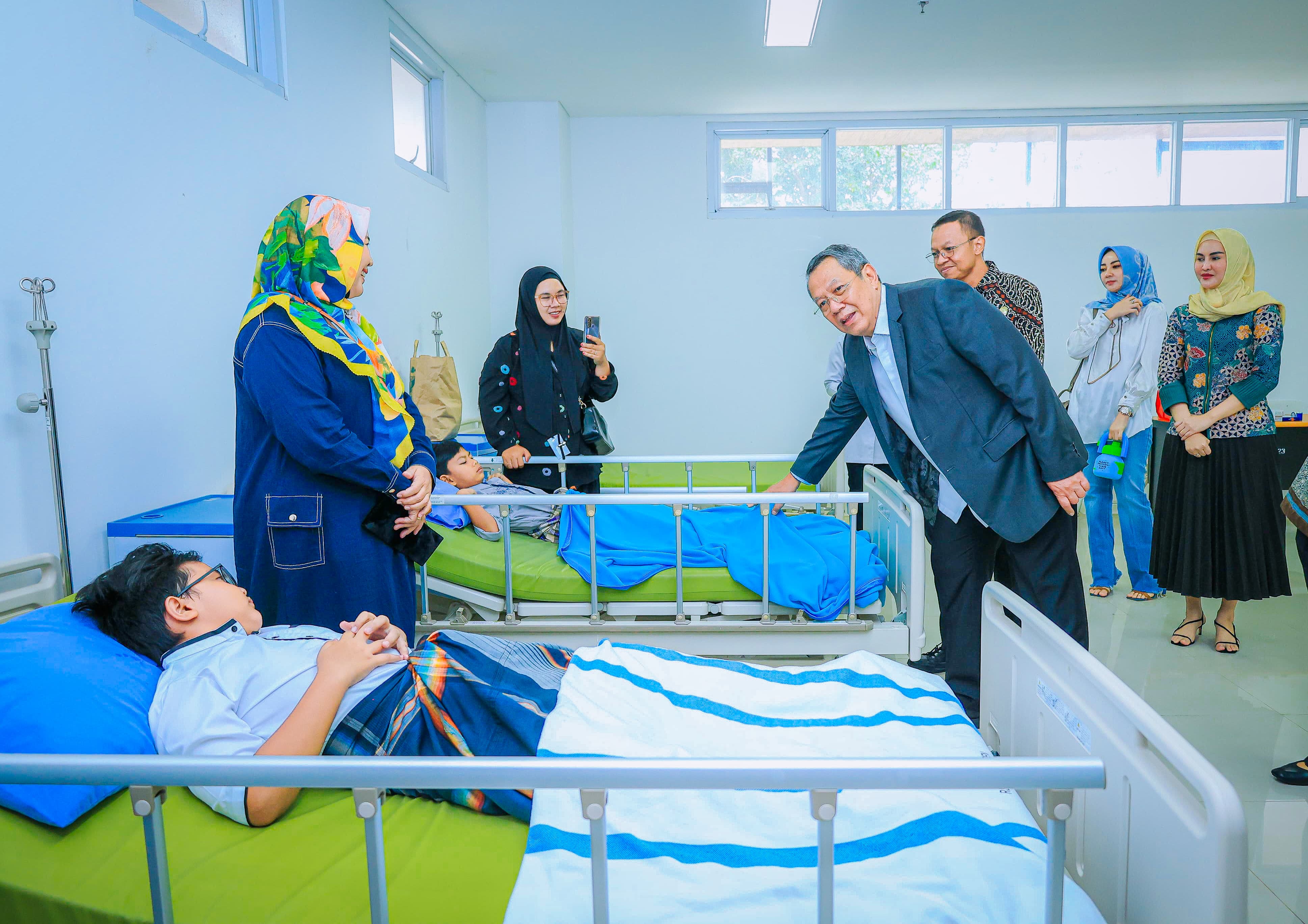 Wali Kota Tangsel, Benyamin Davnie, menghadiri kegiatan sunatan massal di Rumah Sakit Umum (RSU) Pondok Aren, Kamis (19/6). (tangselpos.id/irm)