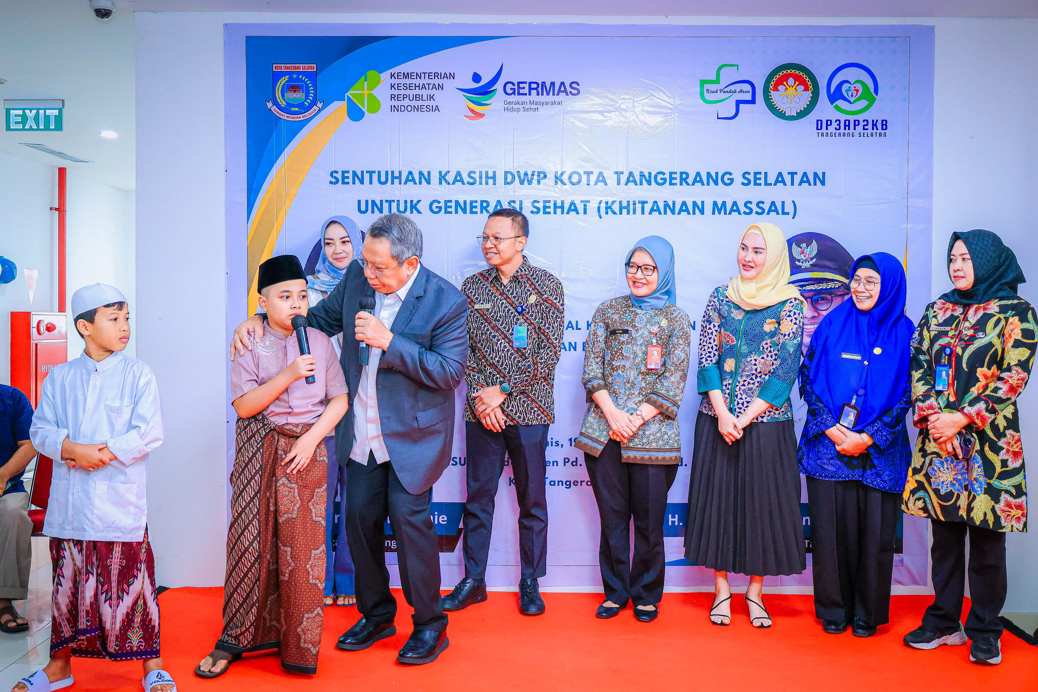 Wali Kota Tangsel, Benyamin Davnie, menghadiri kegiatan sunatan massal di Rumah Sakit Umum (RSU) Pondok Aren, Kamis (19/6). (tangselpos.id/irm)
