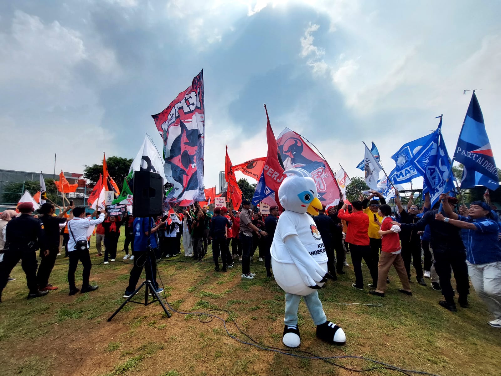 Euforia Perhelatan Kirab Pemilu 2023 di Kota Tangerang Selatan Euforia Perhelatan Kirab Pemilu 2023 di Kota Tangerang Selatan. (tangselpos.id/rmn)