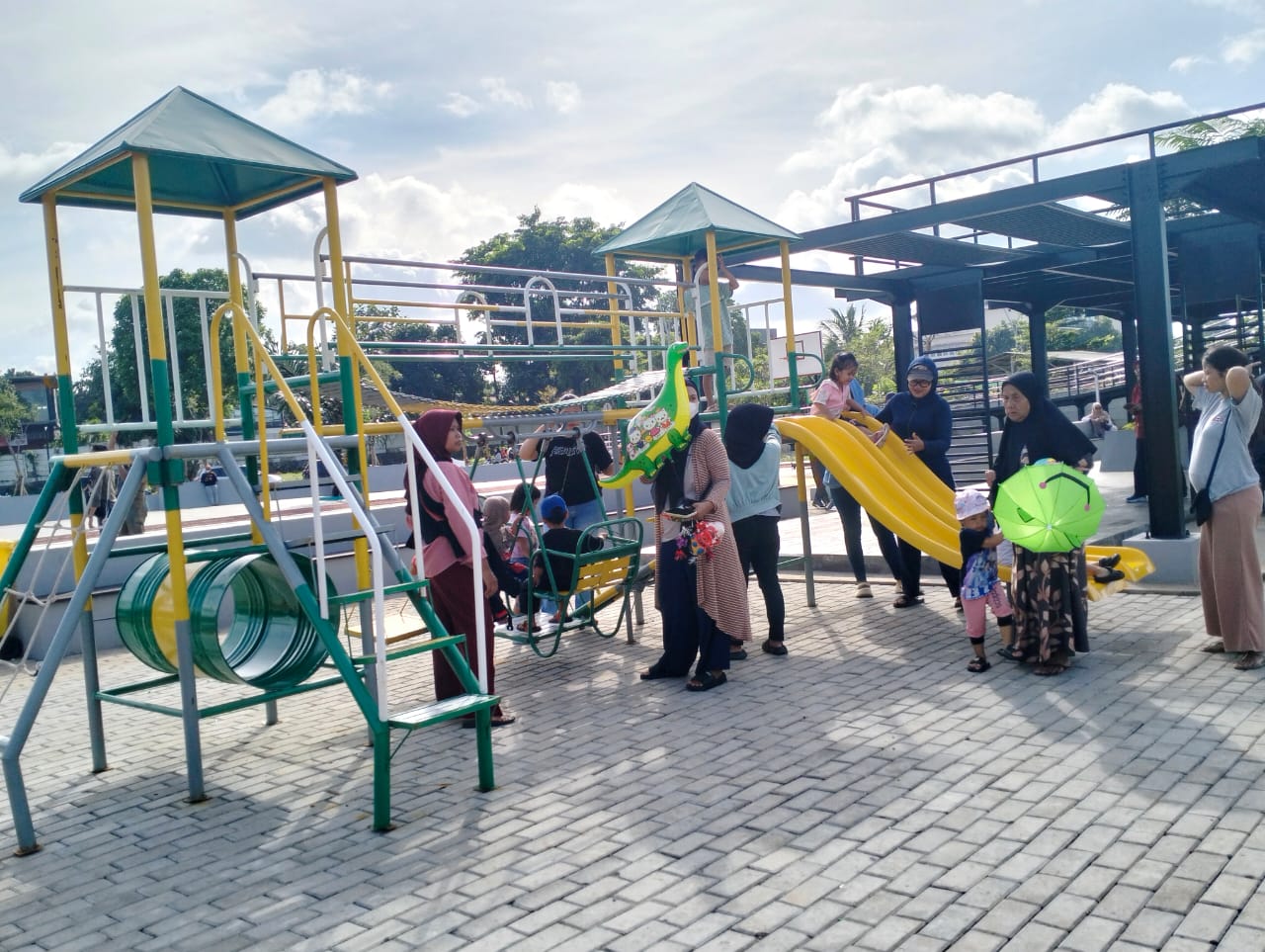 Fasilitas Taman Bermain di Alun-alun Pondok Aren. (tangselpos.id/ay)