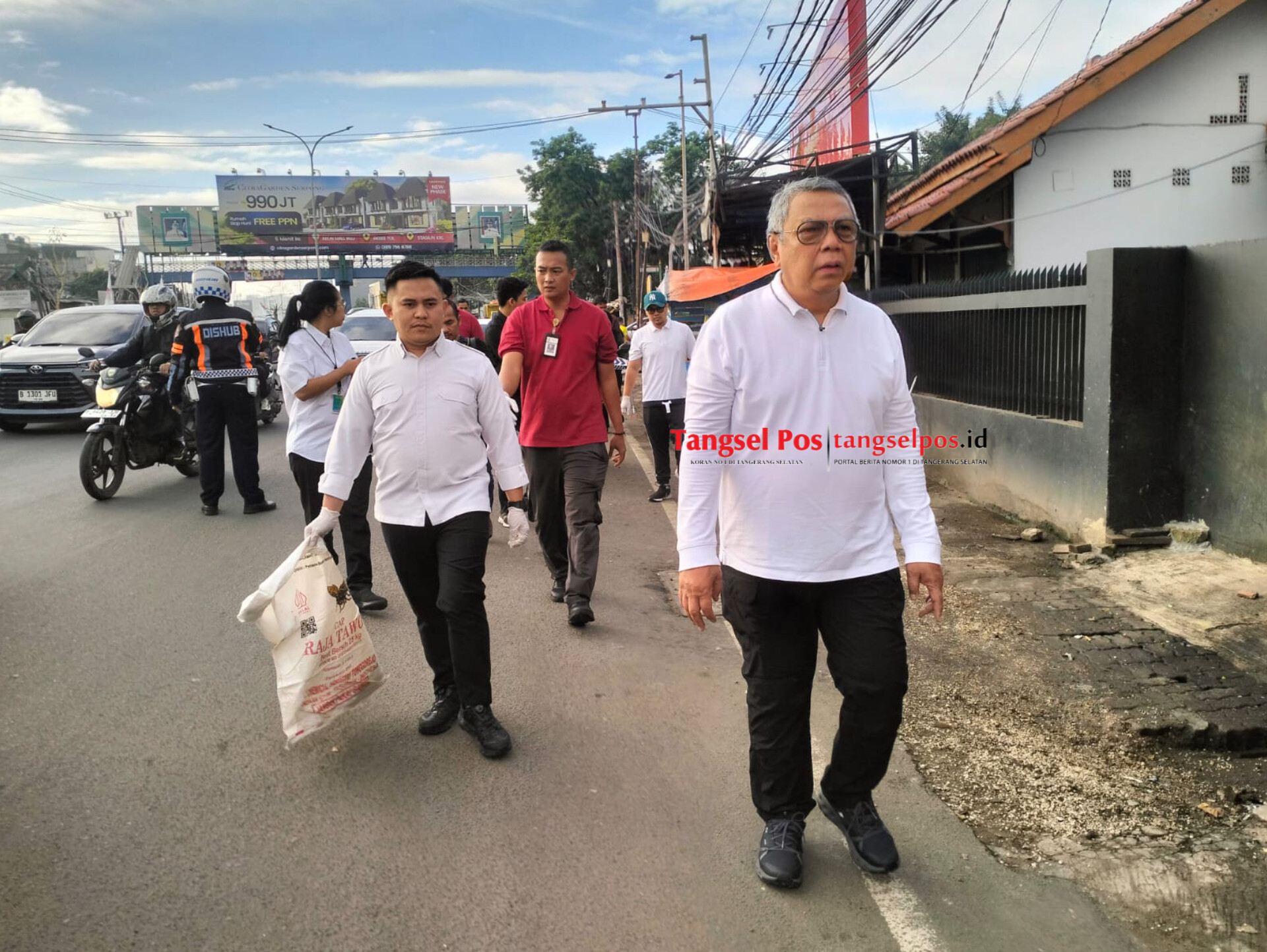 Menteri LH Hanif Faisol bersama Wali Kota Benyamin dan Wakil Wali Kota Pilar turun langsung membersihkan sampah di Jalan Raya Serpong, Rabu (4/2/2026). (tangselpos.id/rmn)