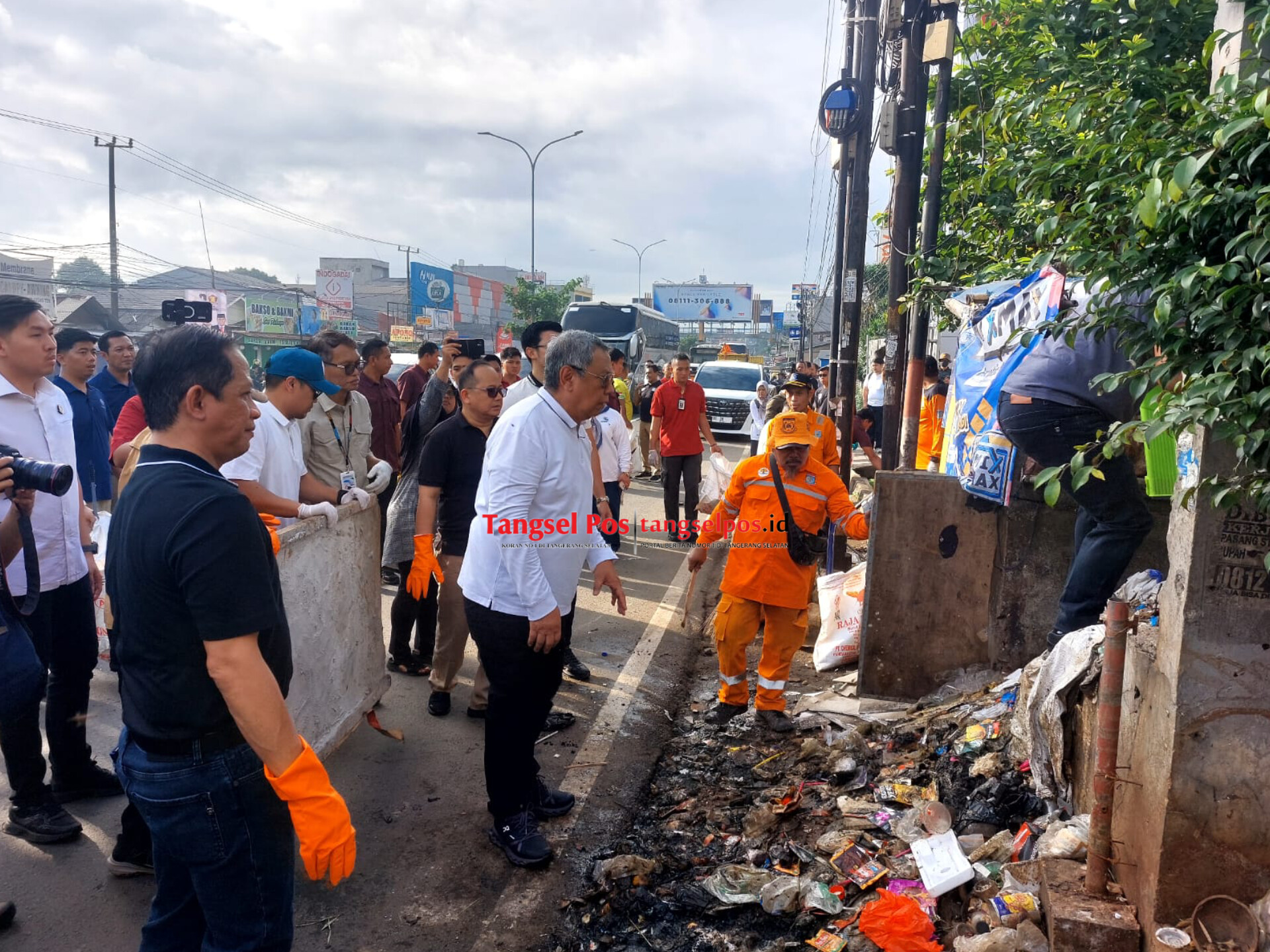 Menteri LH Hanif Faisol bersama Wali Kota Benyamin dan Wakil Wali Kota Pilar turun langsung membersihkan sampah di Jalan Raya Serpong, Rabu (4/2/2026). (tangselpos.id/rmn)