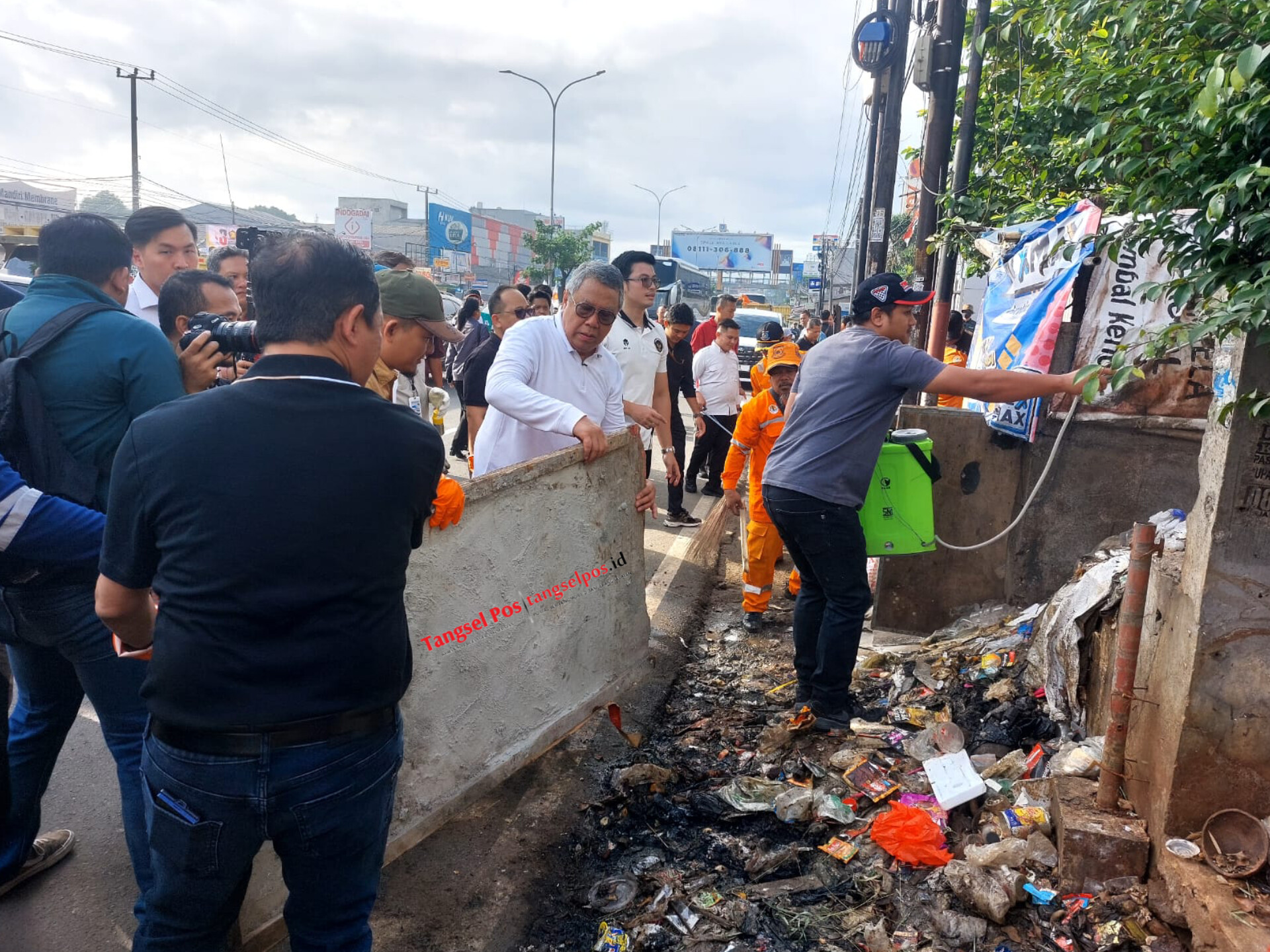 Menteri LH Hanif Faisol bersama Wali Kota Benyamin dan Wakil Wali Kota Pilar turun langsung membersihkan sampah di Jalan Raya Serpong, Rabu (4/2/2026). (tangselpos.id/rmn)