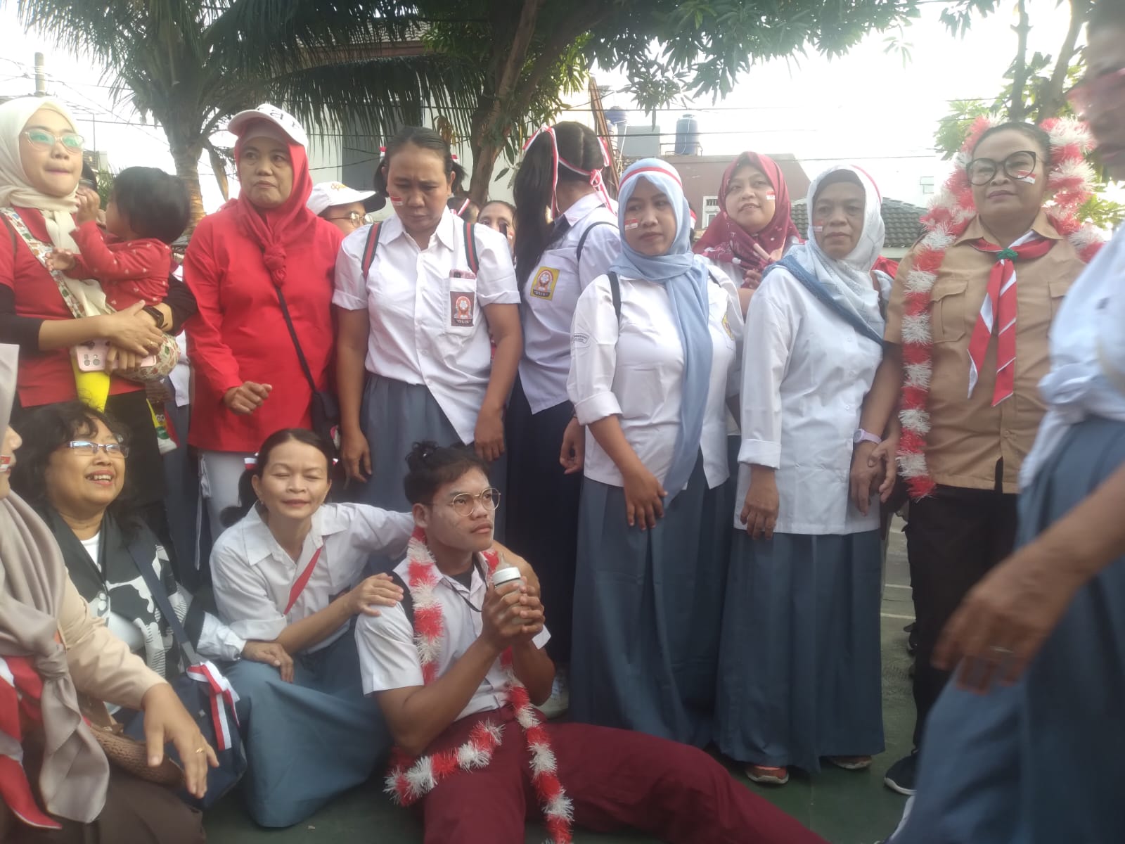 Jalan sehat, warga RW 03, Sawah Baru masih semangat rayakan HUT ke-79 RI. (tangselpos.id/ay)