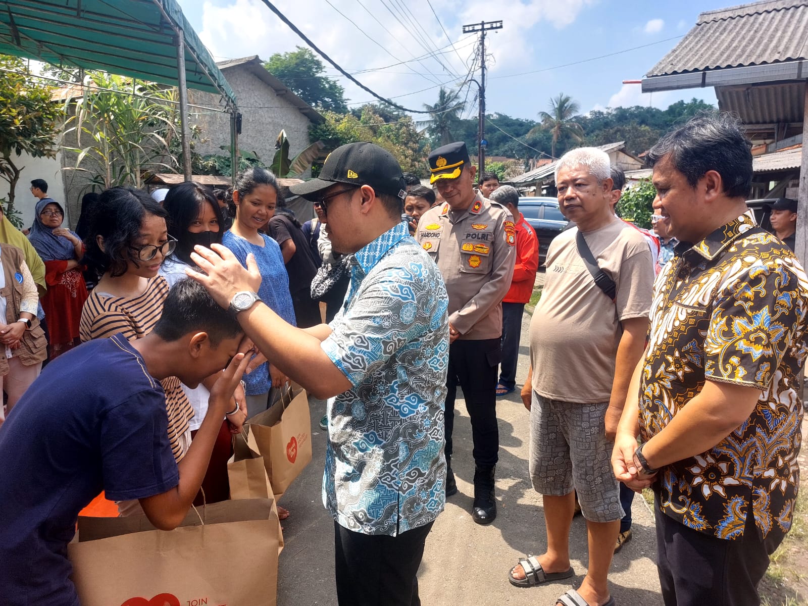 Bantuan pakaian, makanan, dan kebutuhan sehari-hari dibagikan. (tangselpos.id/rmn)