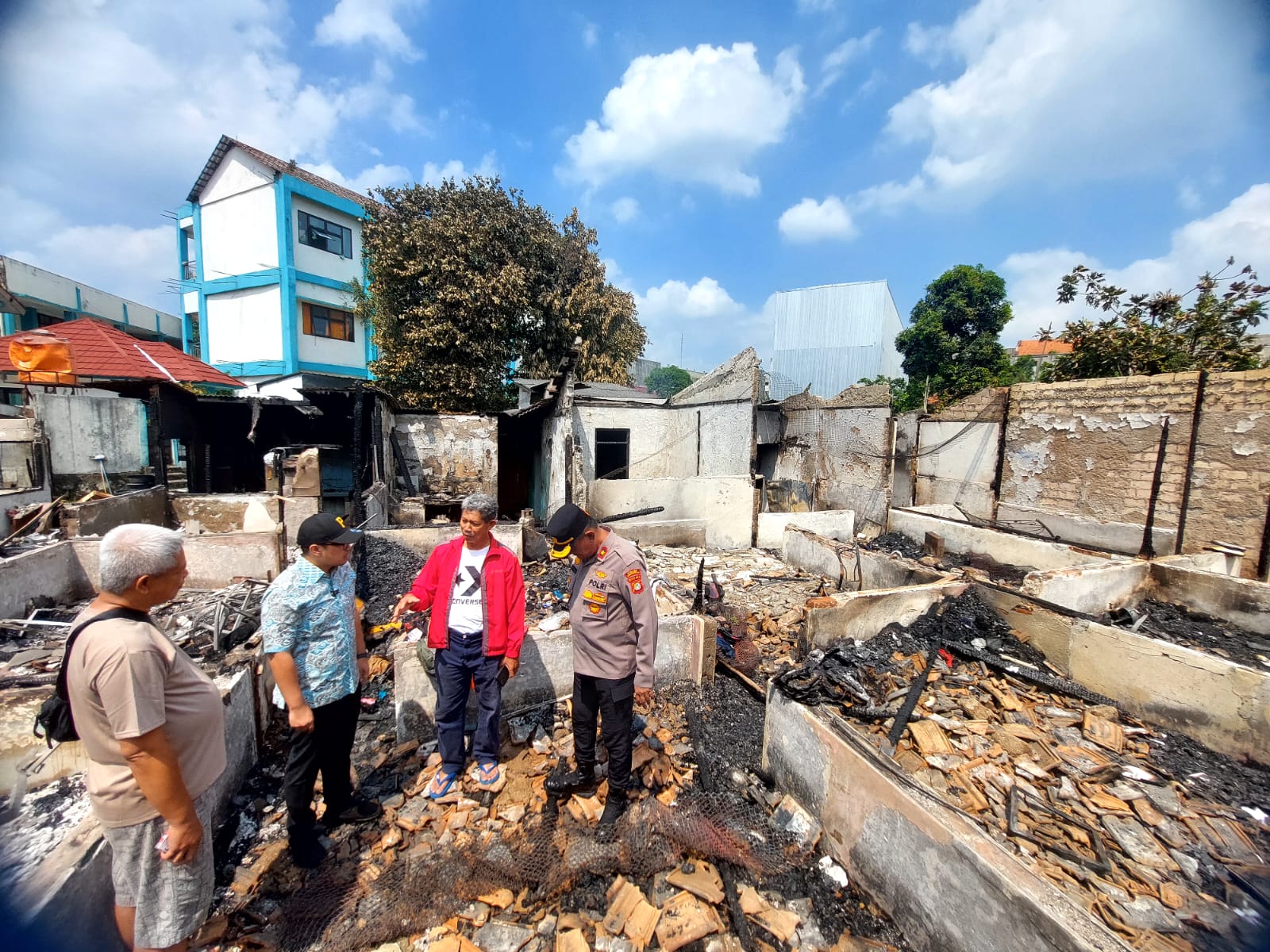 Bantuan pakaian, makanan, dan kebutuhan sehari-hari dibagikan. (tangselpos.id/rmn)