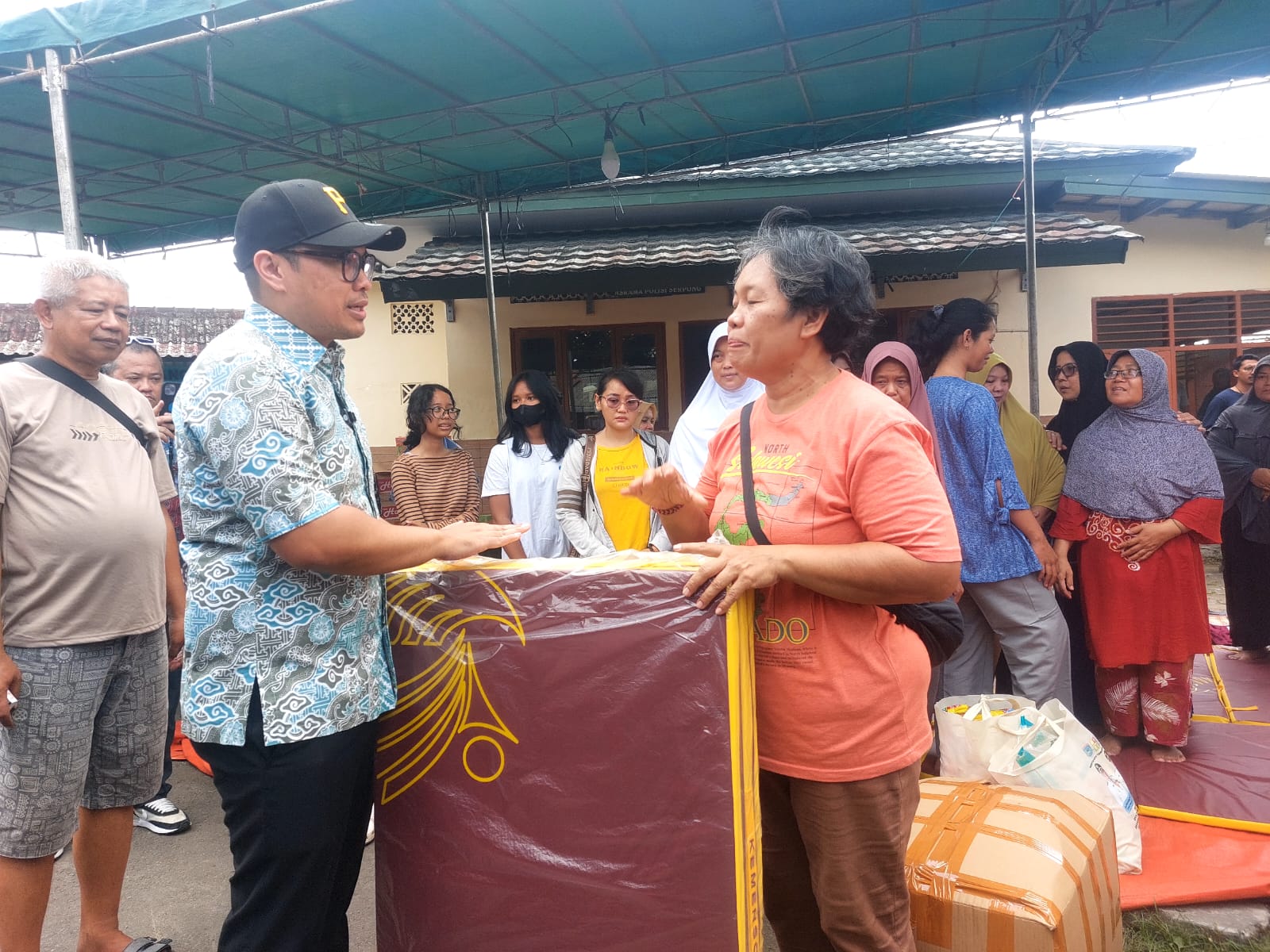 Bantuan pakaian, makanan, dan kebutuhan sehari-hari dibagikan. (tangselpos.id/rmn)