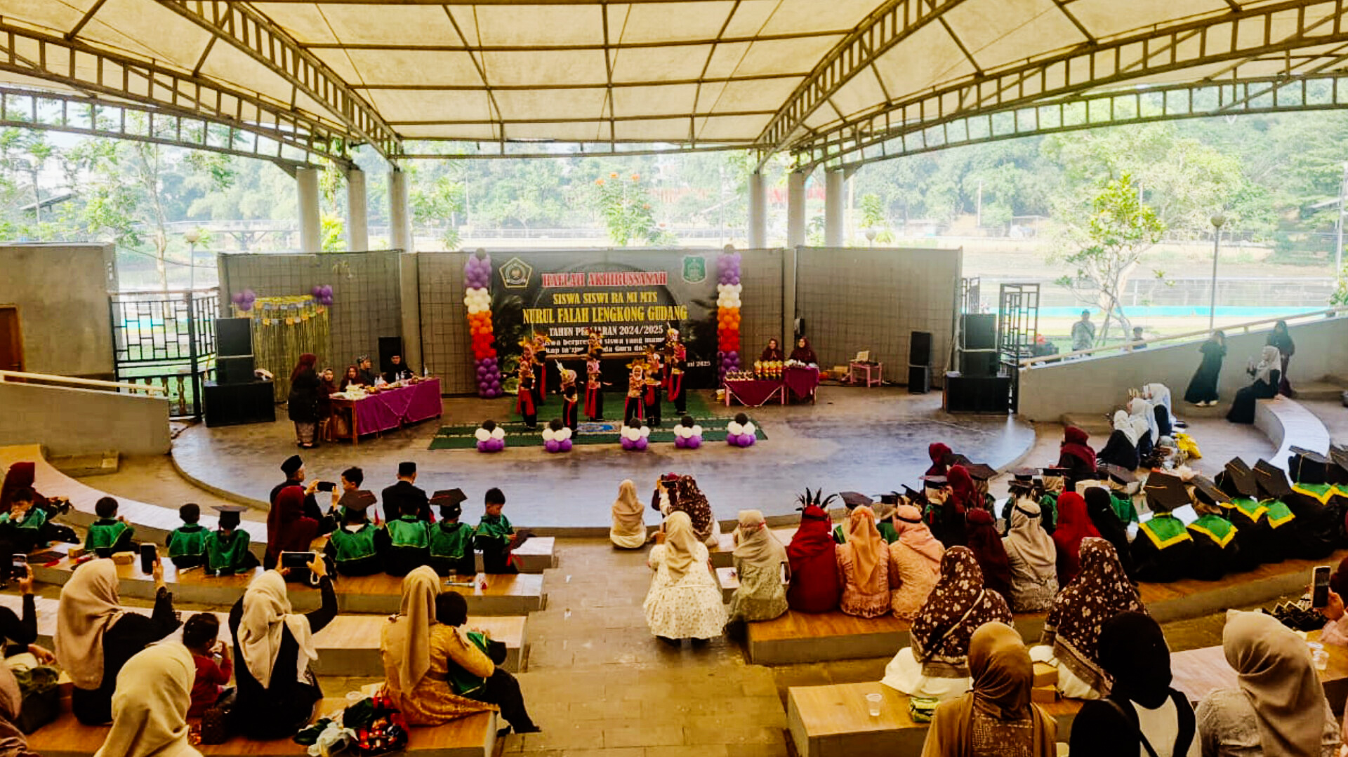 Acara berlangsung di Gedung Amphitheater Gelanggang Seni dan Budaya Taman Jaletreng, Serpong, Senin (16/6). (tangselpos.id/irm)