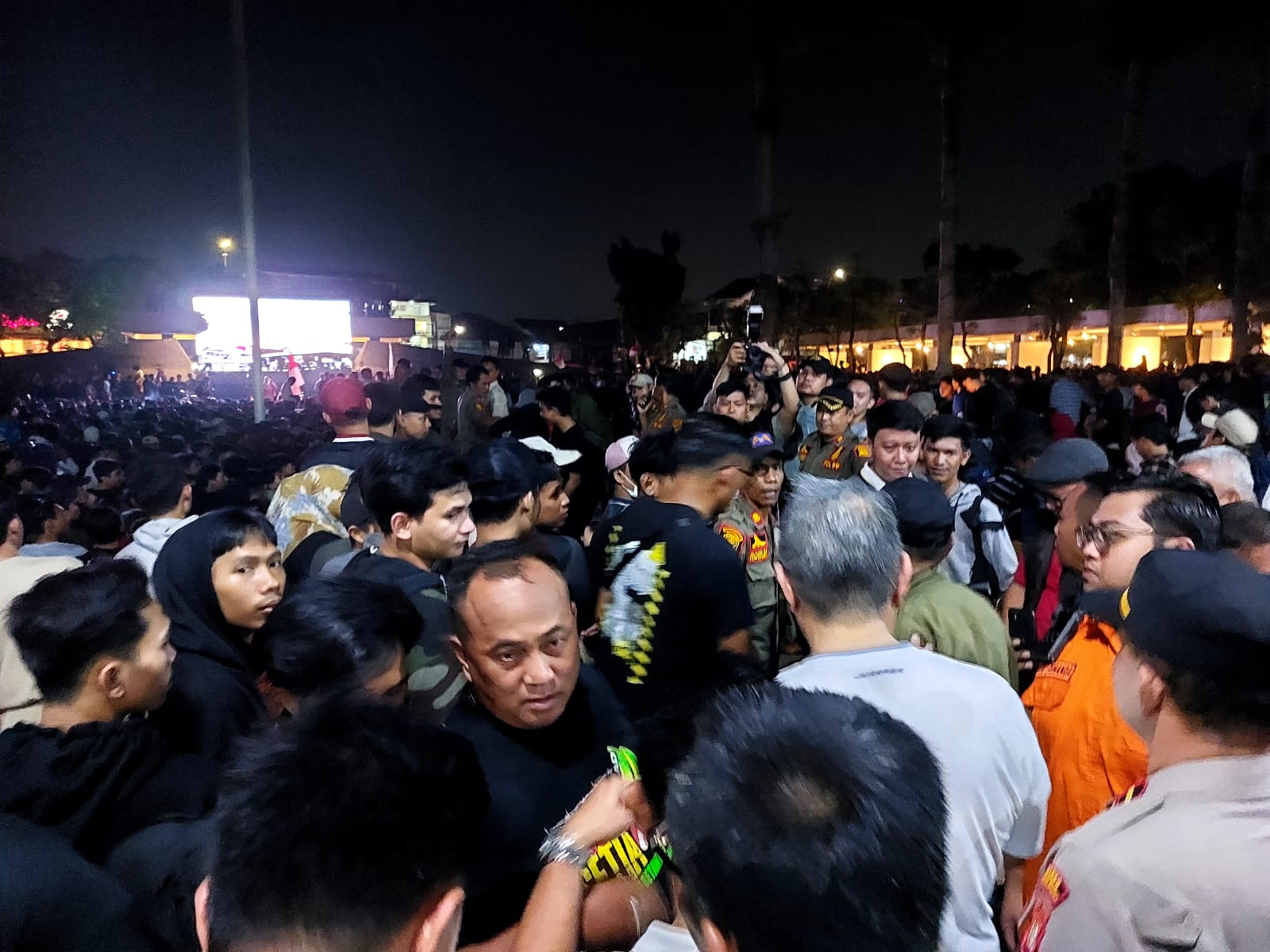 Kondisi nobar di Alun -Alun Pamulang, Senin (29/4). (tangselpos.id/irm)