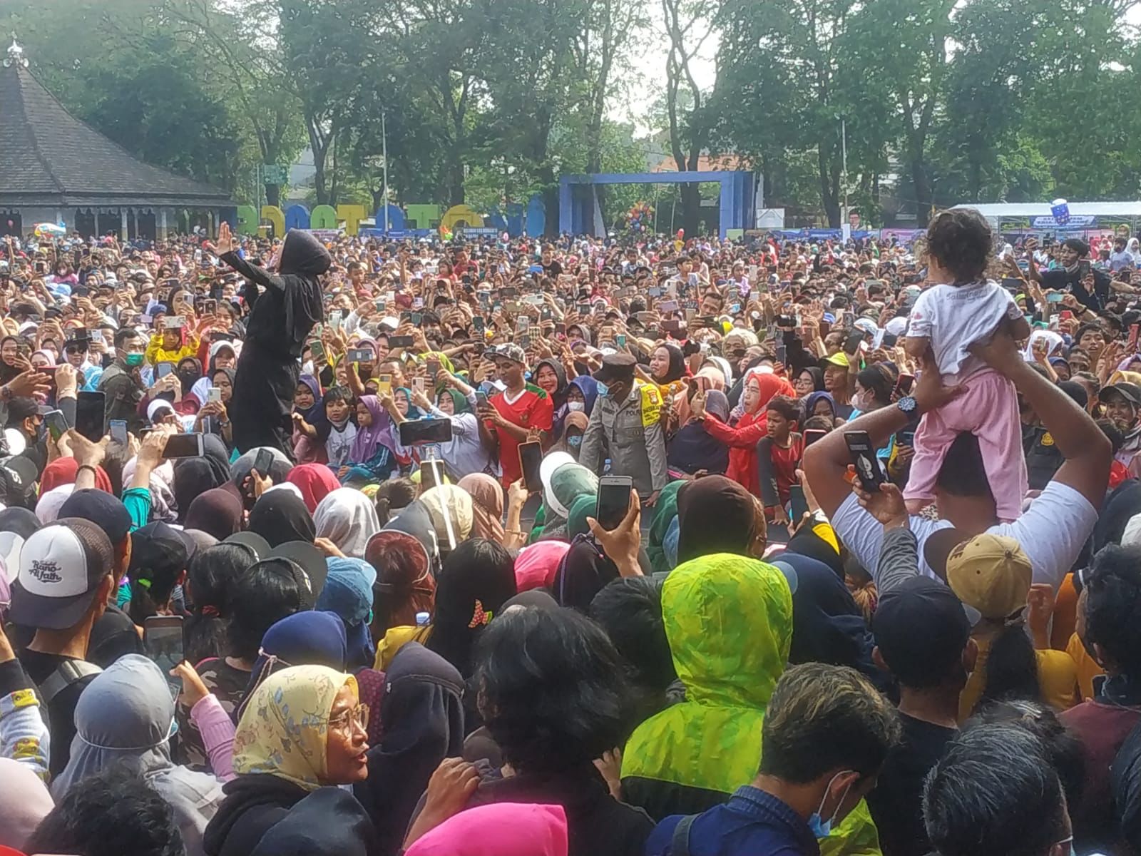 Antusiasme Besar Masyarakat Tangerang Saat Hadiri Konser Kebangsaan Muhaimin di Lapangan Ahmad Yani, Alun-alun Kota Tangerang, pada Minggu, (12/6/2022). (tangselpos.id/Ist)